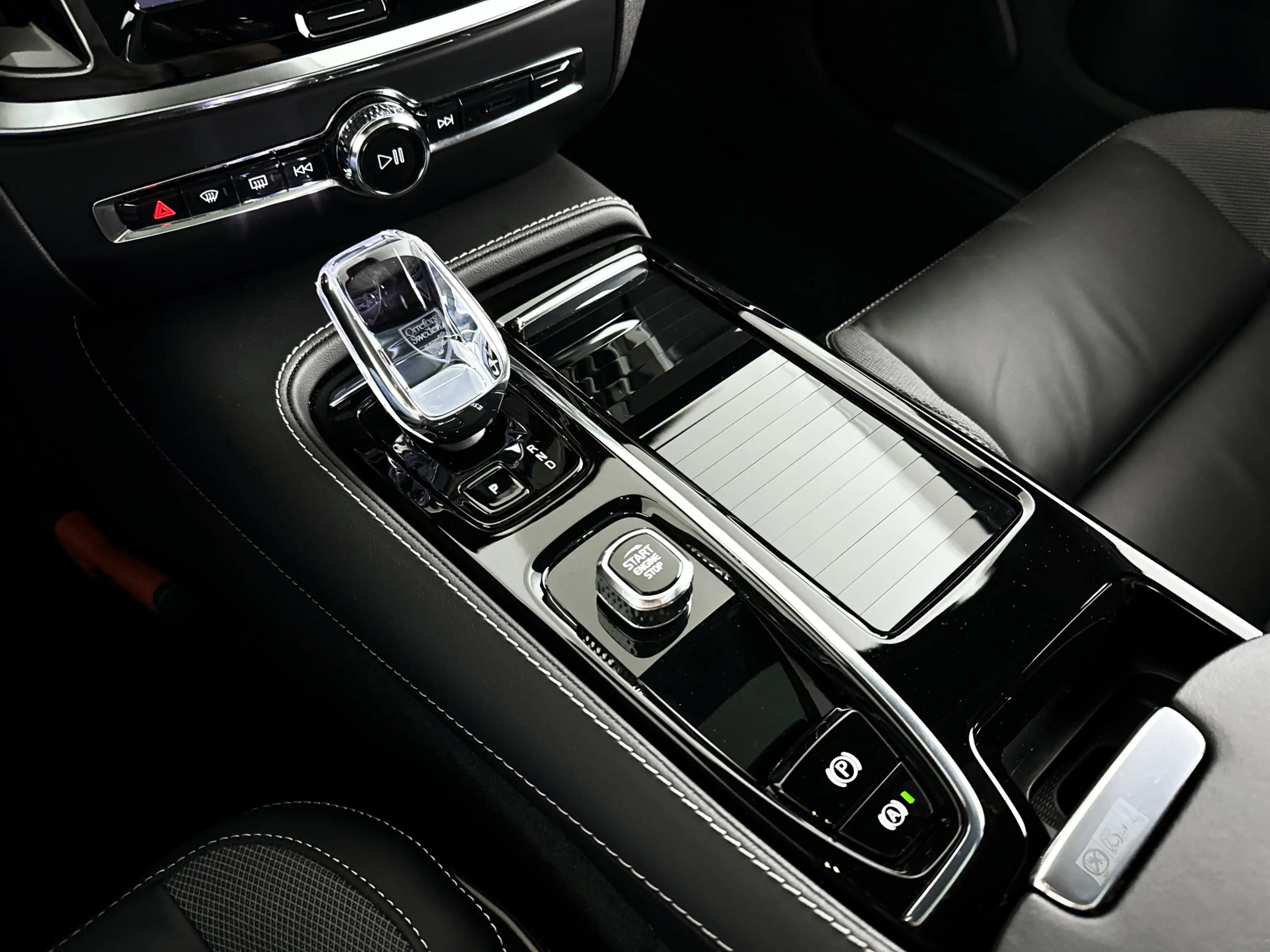 Volvo V60 T8 Plug-in hybrid AWD Plus Dark | SOH 100% | Panor — photo 23