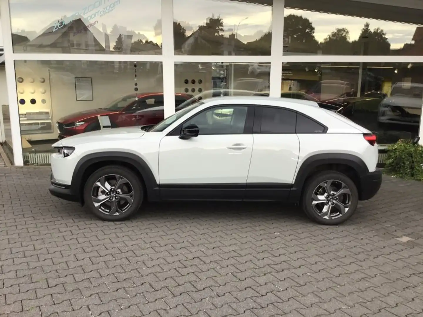 Mazda MX-30 35,5 kWh e-SKYACTIV 145 PS Industrial Vintage Weiß - 2