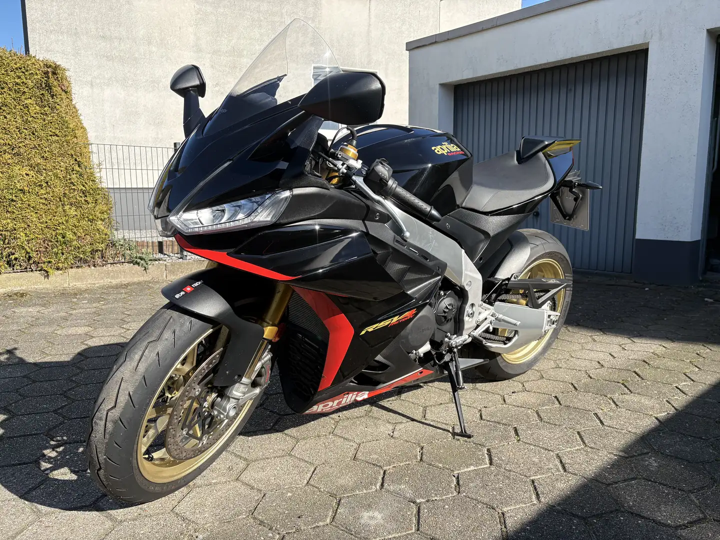 Aprilia RSV4 Factory Ultra Dark Negro - 2
