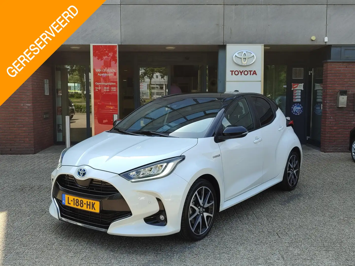 Toyota Yaris 1.5 HYBRID EXECUTIVE PANODAK JBL-AUDIO PARKSENSORE Bianco - 1