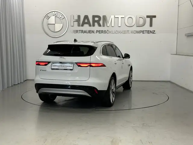 Jaguar F-Pace view 6