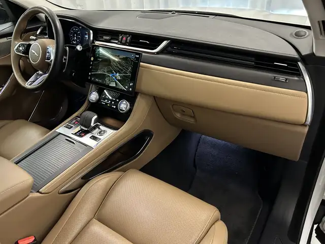 Jaguar F-Pace view 9
