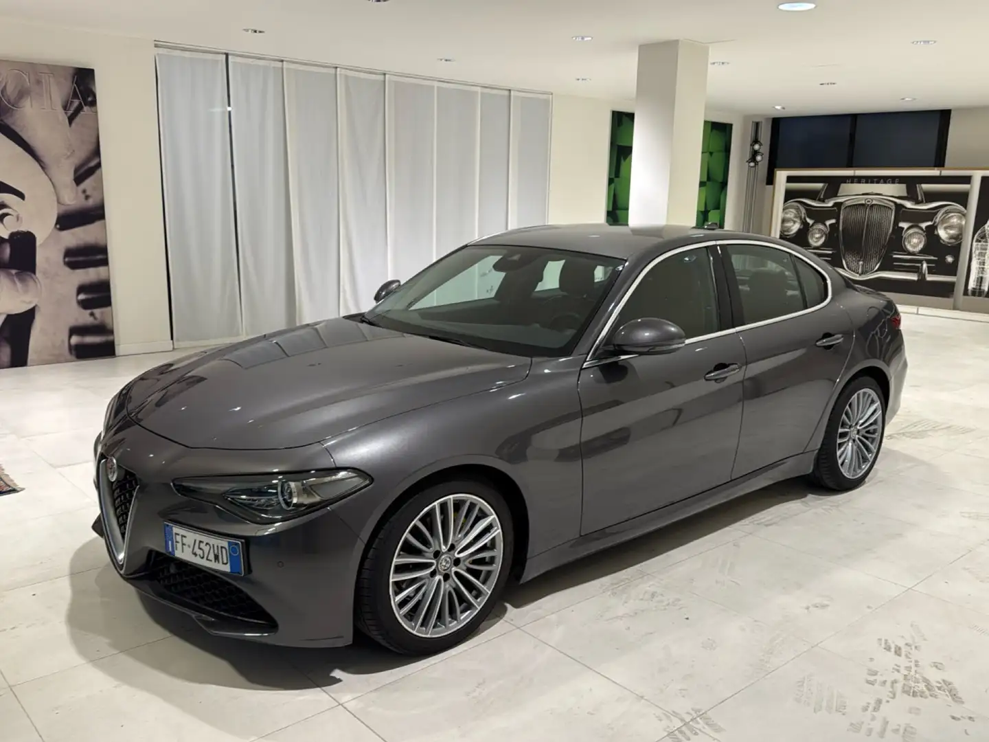 Alfa Romeo Giulia 2.2 Turbo 180cv AT8 Super Pelle Navi FariXeno Blis Grau - 1