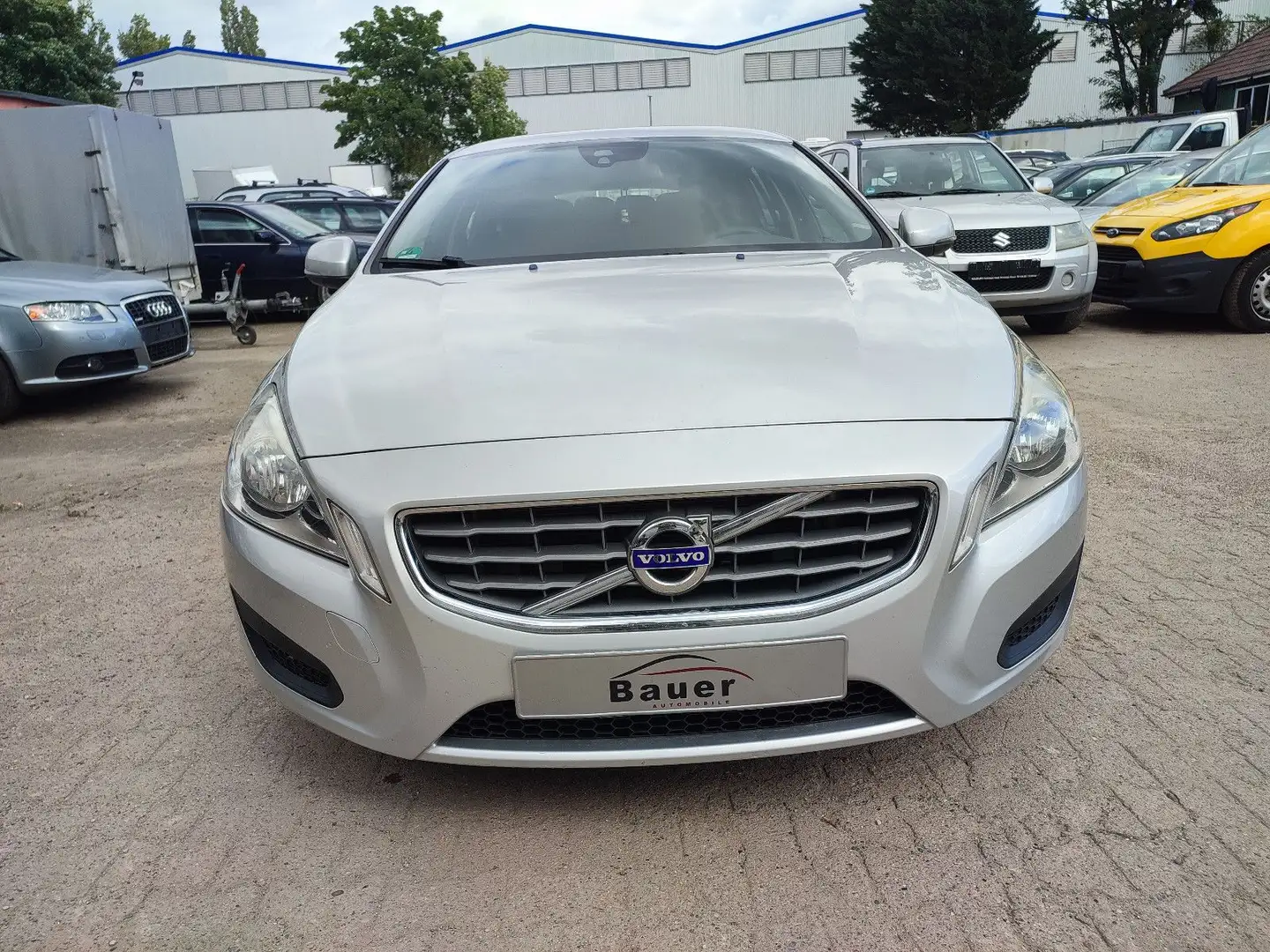 Volvo V60 Kombi Basis 1.6/Tüv 05.2027 Silber - 2