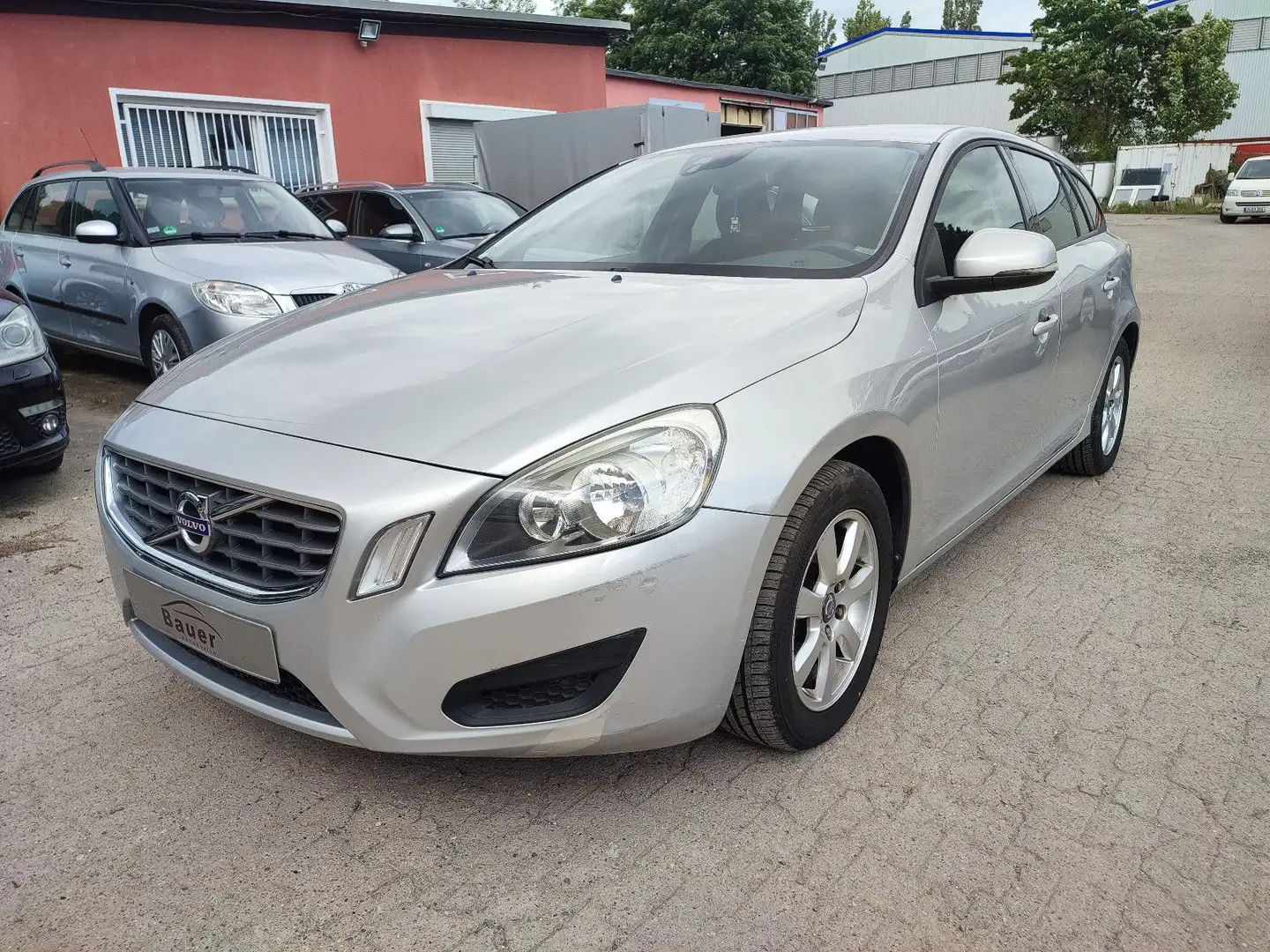 Volvo V60 Kombi Basis 1.6/Tüv 05.2027 Silber - 1