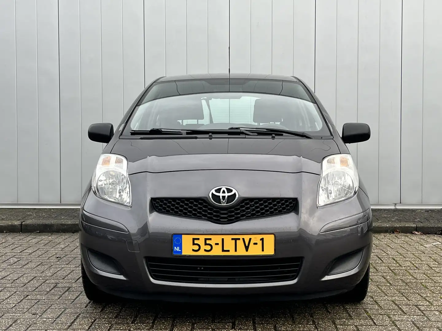 Toyota Yaris 1.3 VVTi Comfort erg netjes! Grijs - 2