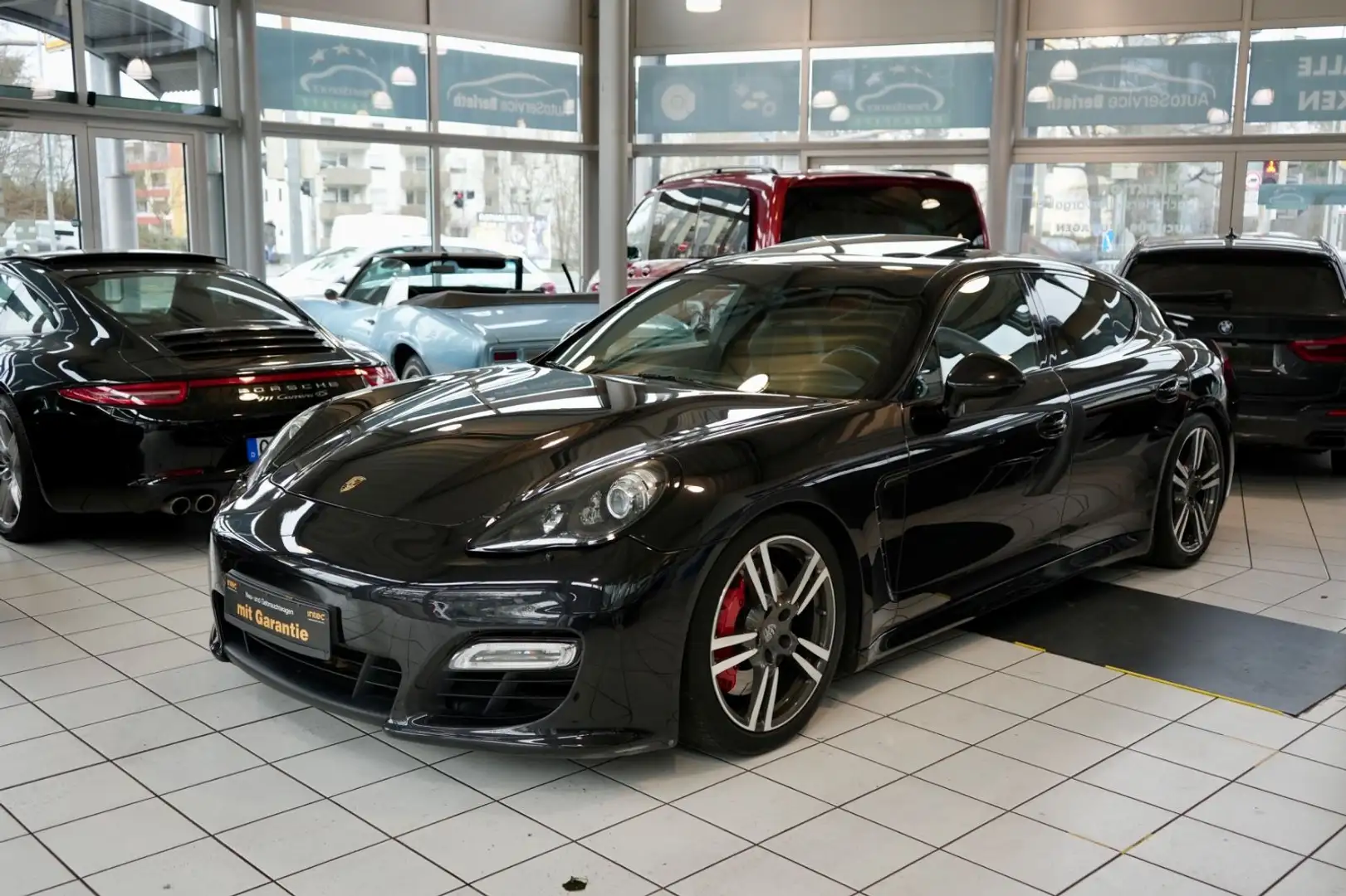 Porsche Panamera GTS Schwarz - 1
