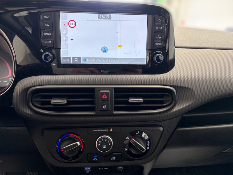 Hyundai i10 1.0 Select Facelift Fernlichtass. Kam. Navi — photo 9