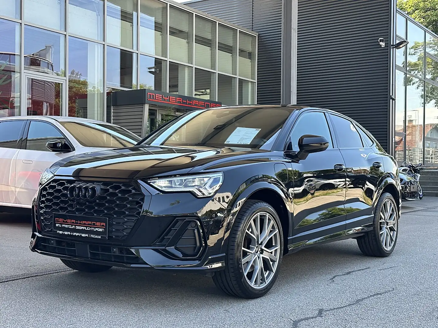Audi Q3 Sportback 45 TFSI e S-tronic S-line Schwarz - 2