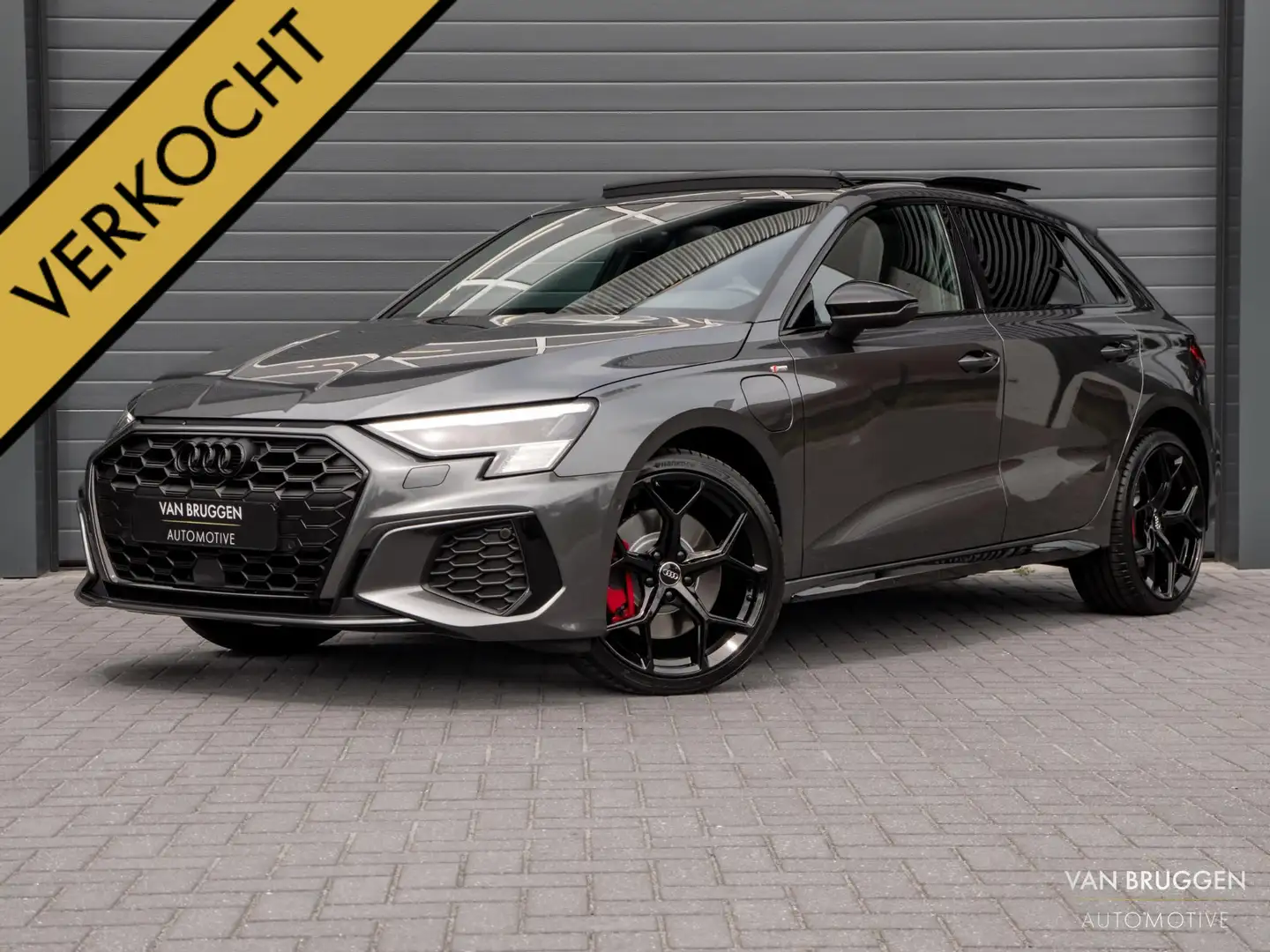 Audi A3 Sportback 45 TFSI e S-Line Pano S3 B&O HUD Massage Grijs - 1