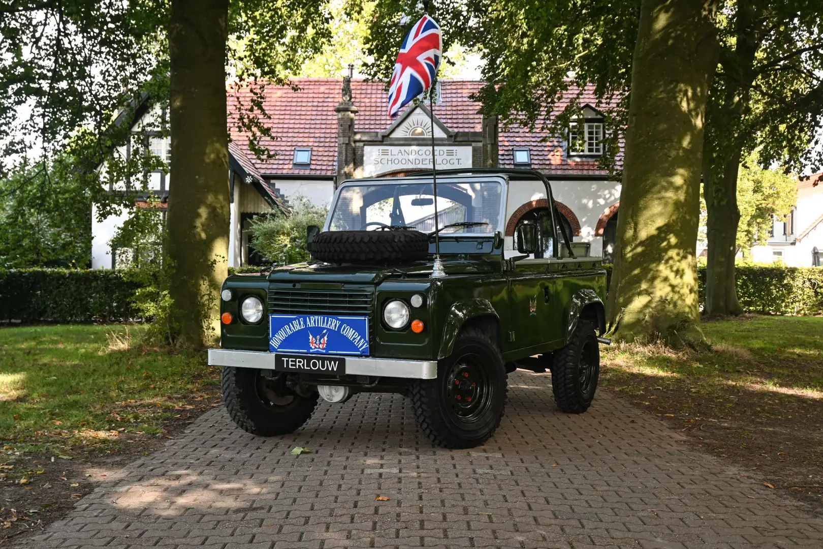 Land Rover Defender 90 Soft Top "The Queen" Vert - 1