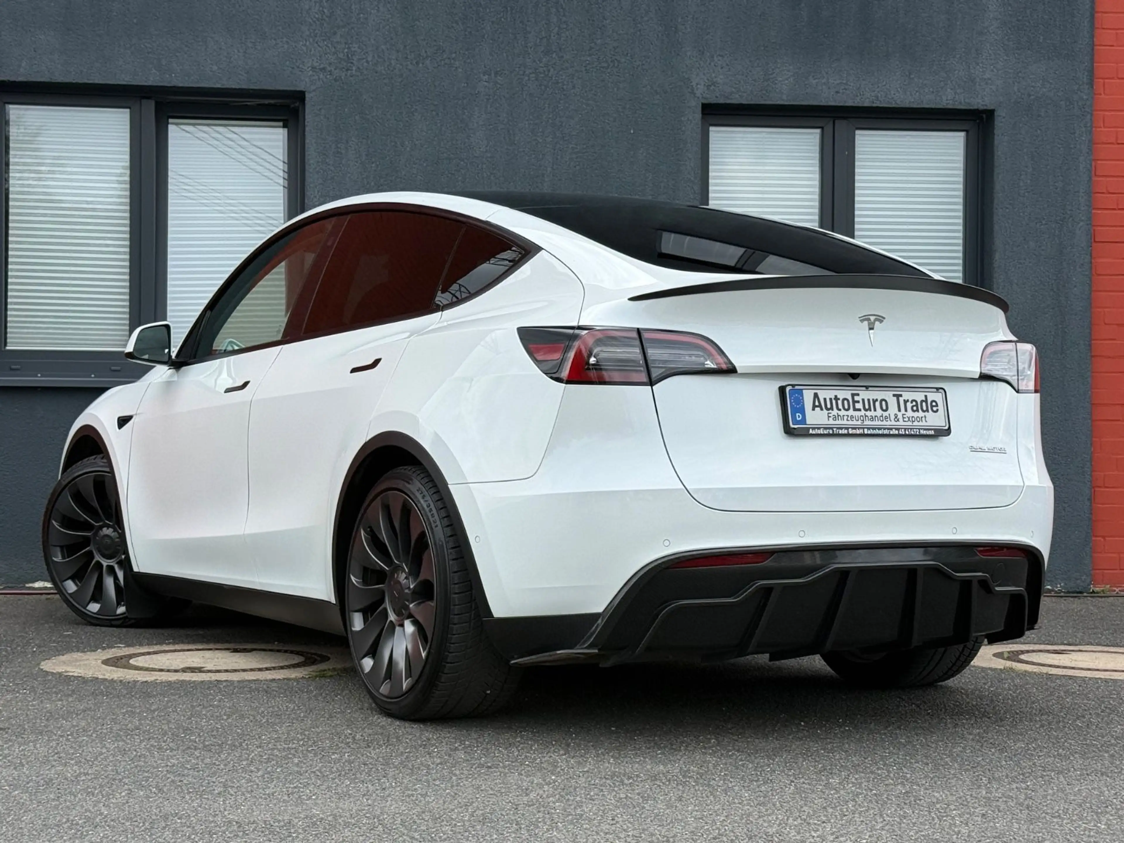 Tesla Model Y Performance Dual AWD — photo 12