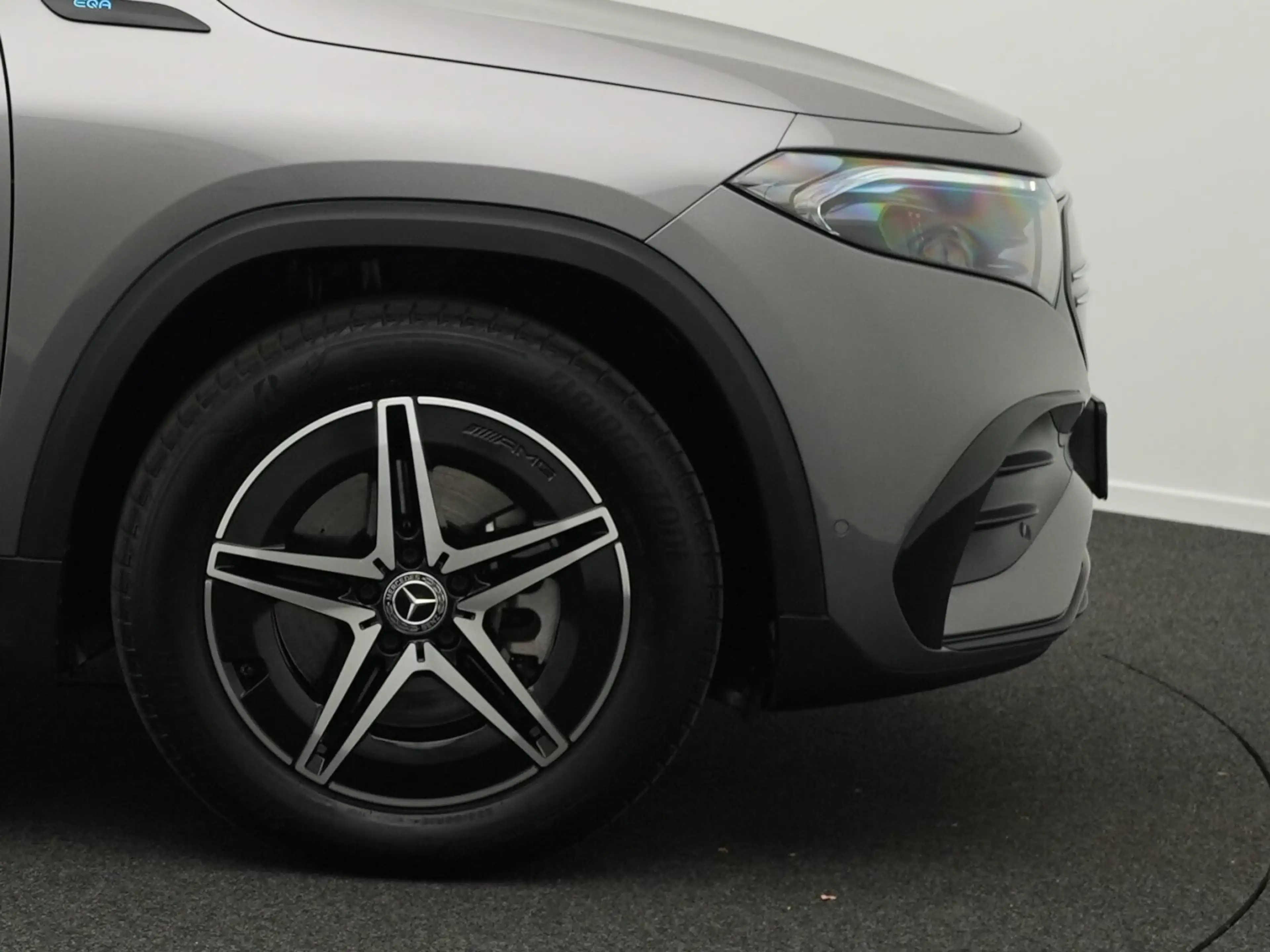 Mercedes-Benz EQA 300 EQA 300 4M AMG-Line LED+Kamera+Night+18" AMG Line — photo 6