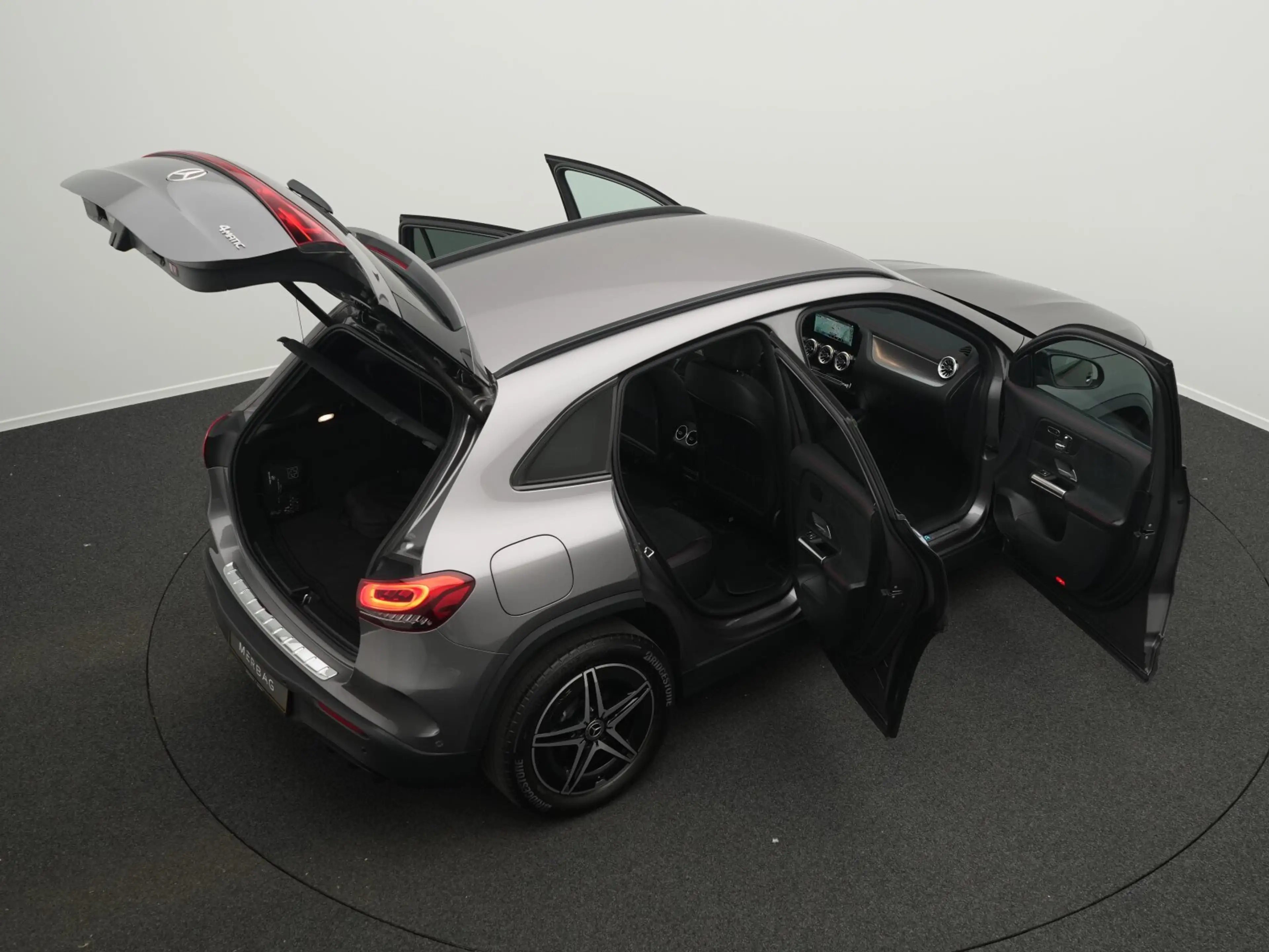 Mercedes-Benz EQA 300 EQA 300 4M AMG-Line LED+Kamera+Night+18" AMG Line — photo 13
