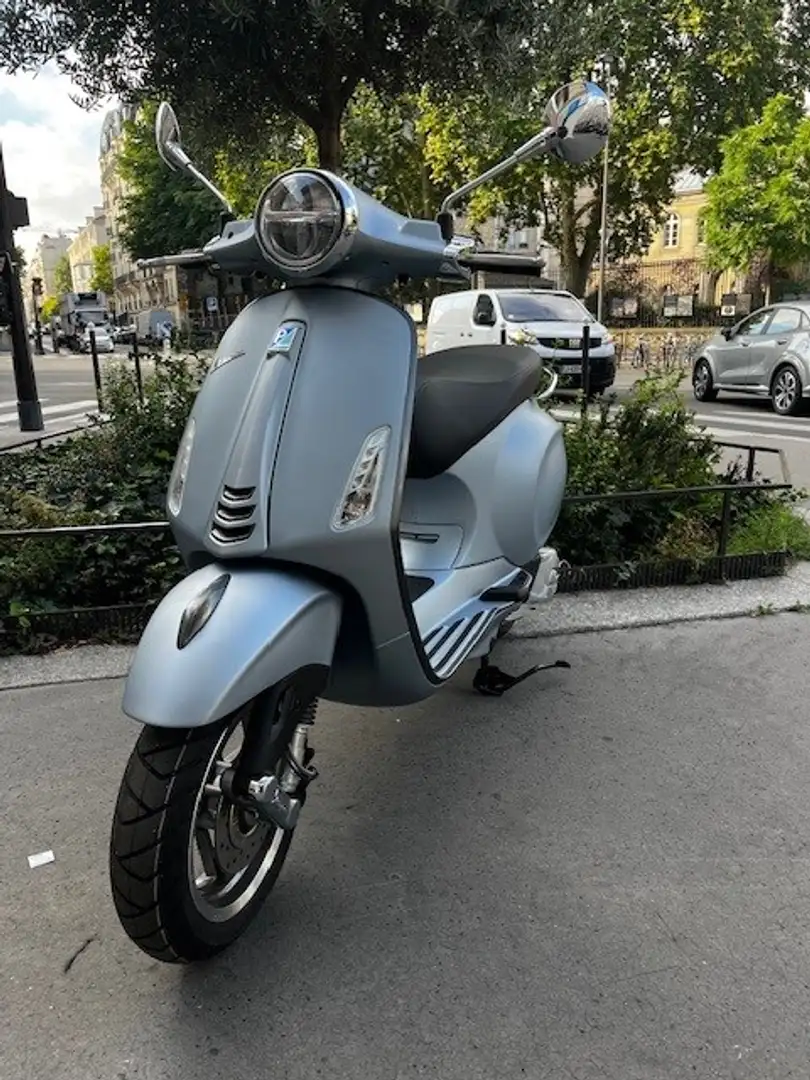 Vespa Primavera 125 siva - 1