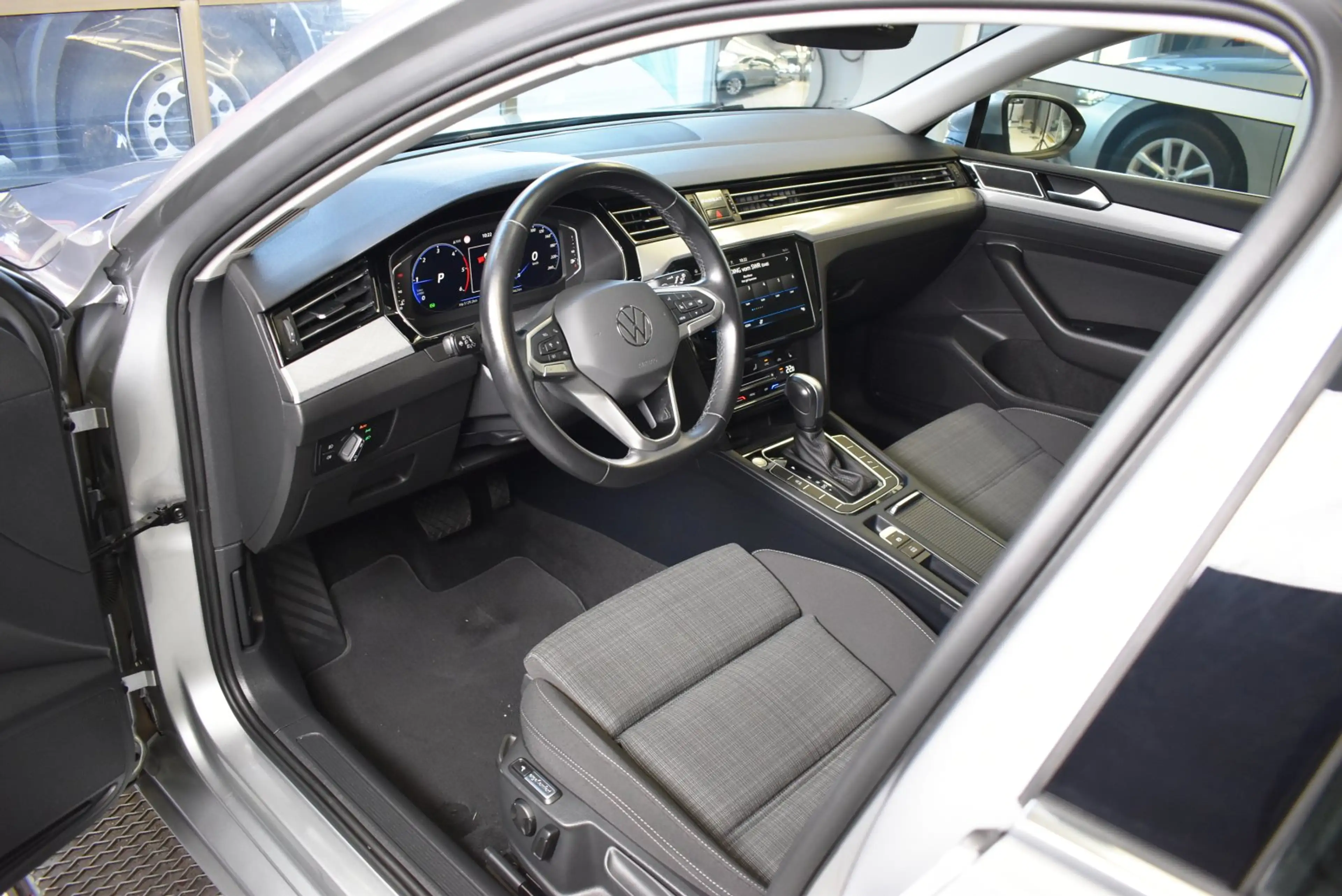 Volkswagen Passat Variant 2.0 TDI Business DSG*AHK*LED — photo 12
