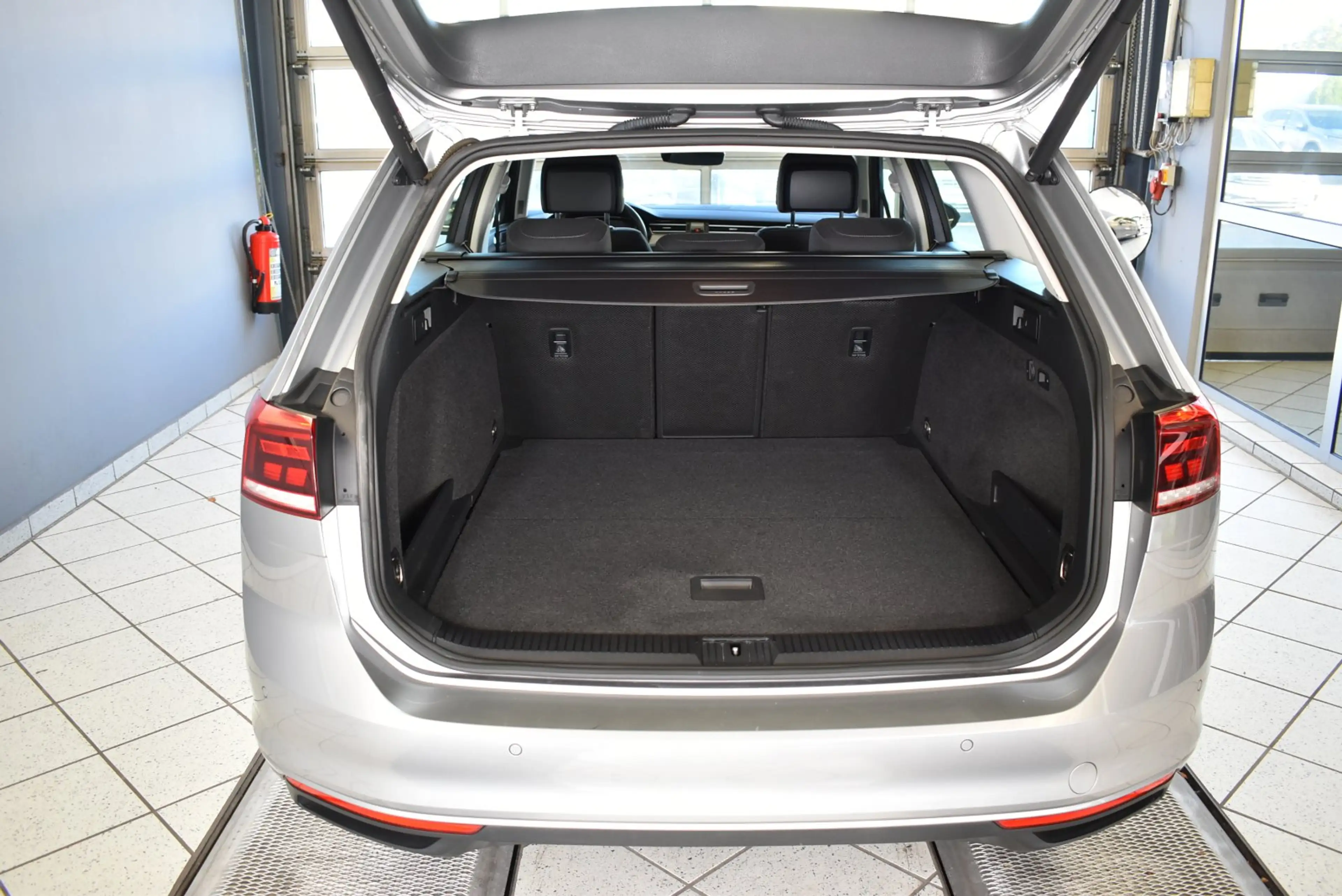 Volkswagen Passat Variant 2.0 TDI Business DSG*AHK*LED — photo 9