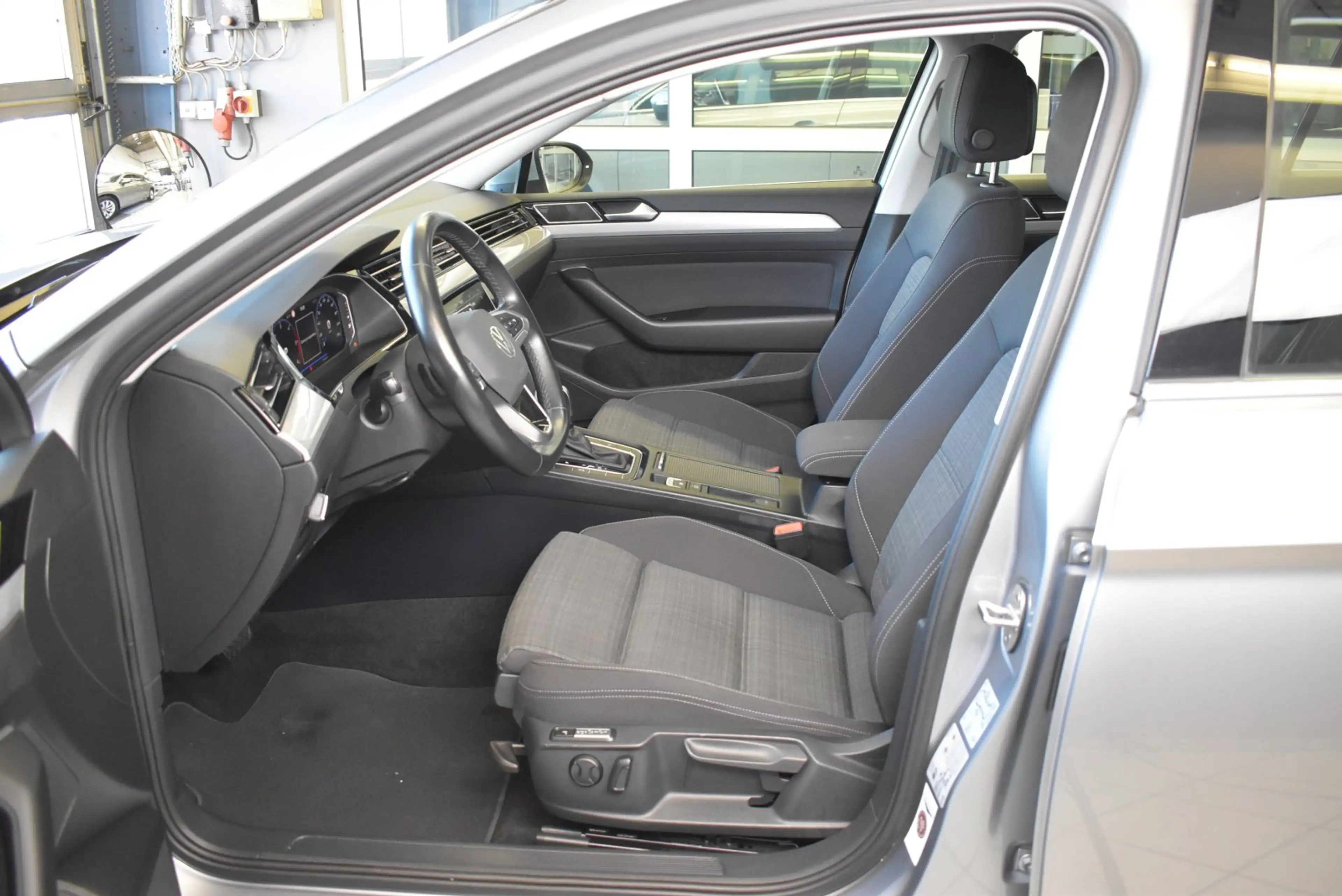 Volkswagen Passat Variant 2.0 TDI Business DSG*AHK*LED — photo 11