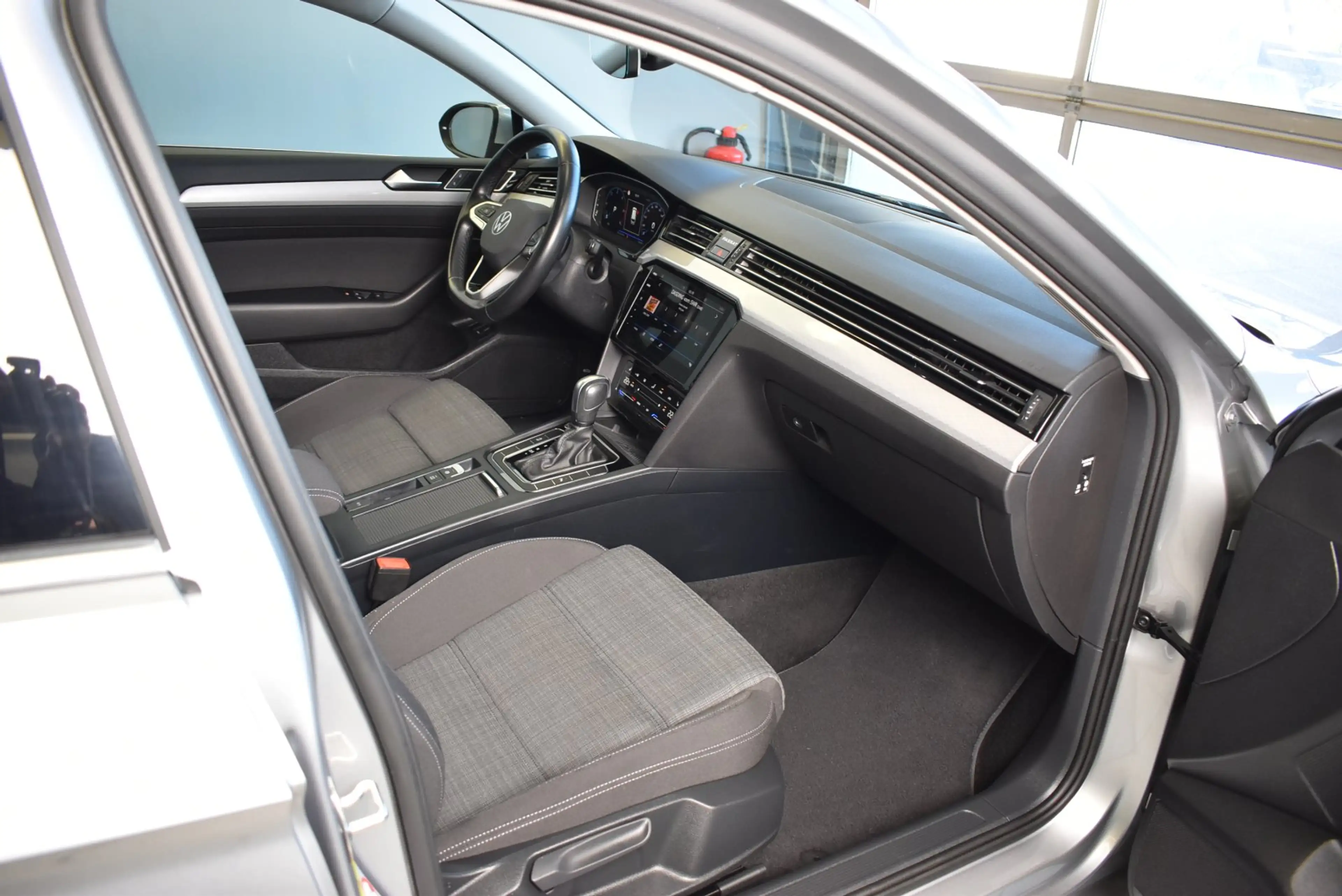 Volkswagen Passat Variant 2.0 TDI Business DSG*AHK*LED — photo 14