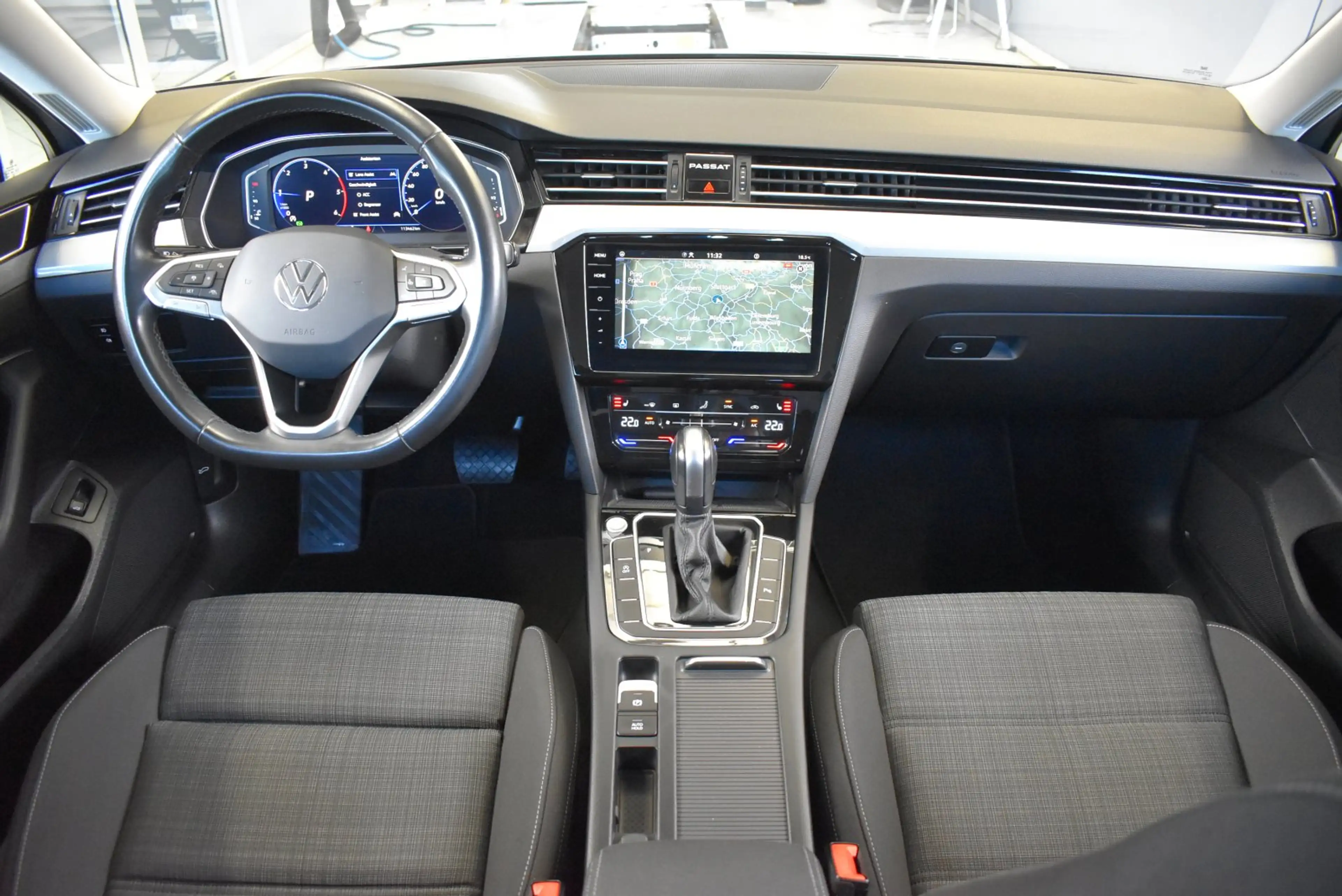 Volkswagen Passat Variant 2.0 TDI Business DSG*AHK*LED — photo 13
