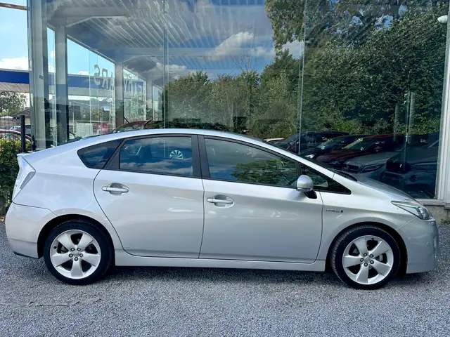 Toyota Prius view 4