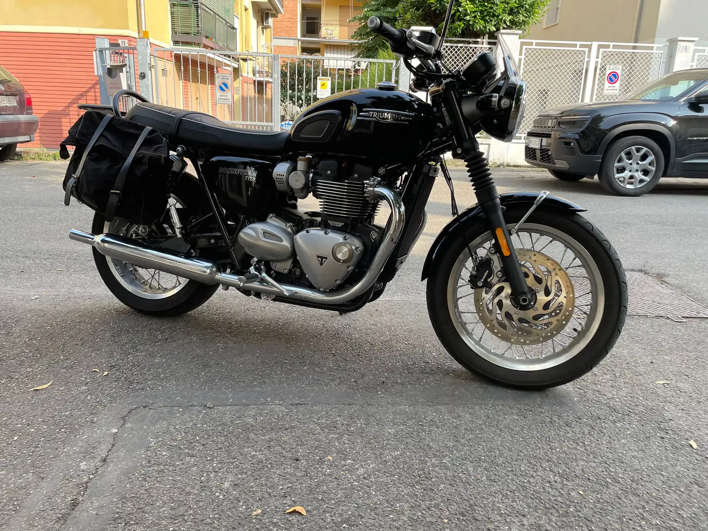 Triumph Bonneville T120 classic jet black Nero - 2