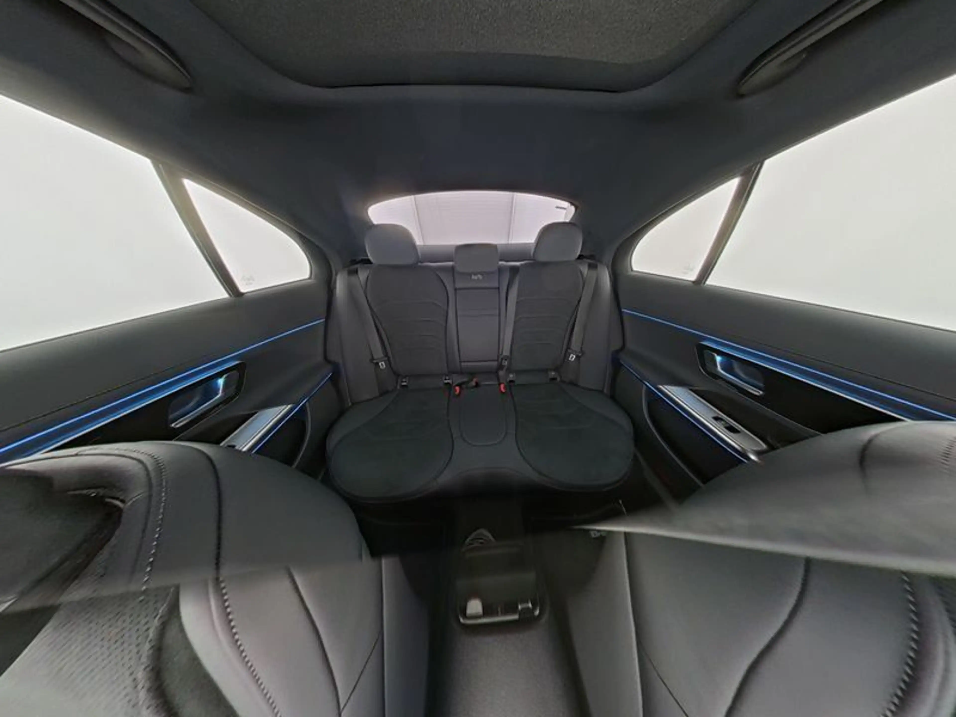 Mercedes-Benz E 220 d AMG Night-Paket Panorama DISTRONIC Totw — photo 8