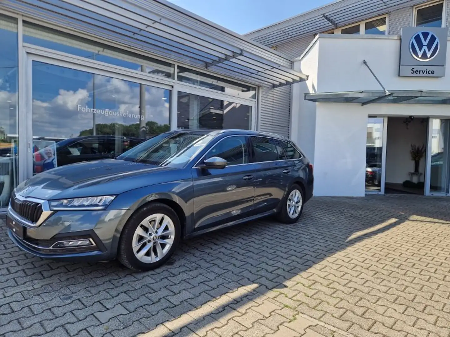 Skoda Octavia Combi 2.0 TDI First Edition DSG Navi ACC LED Head Grau - 2