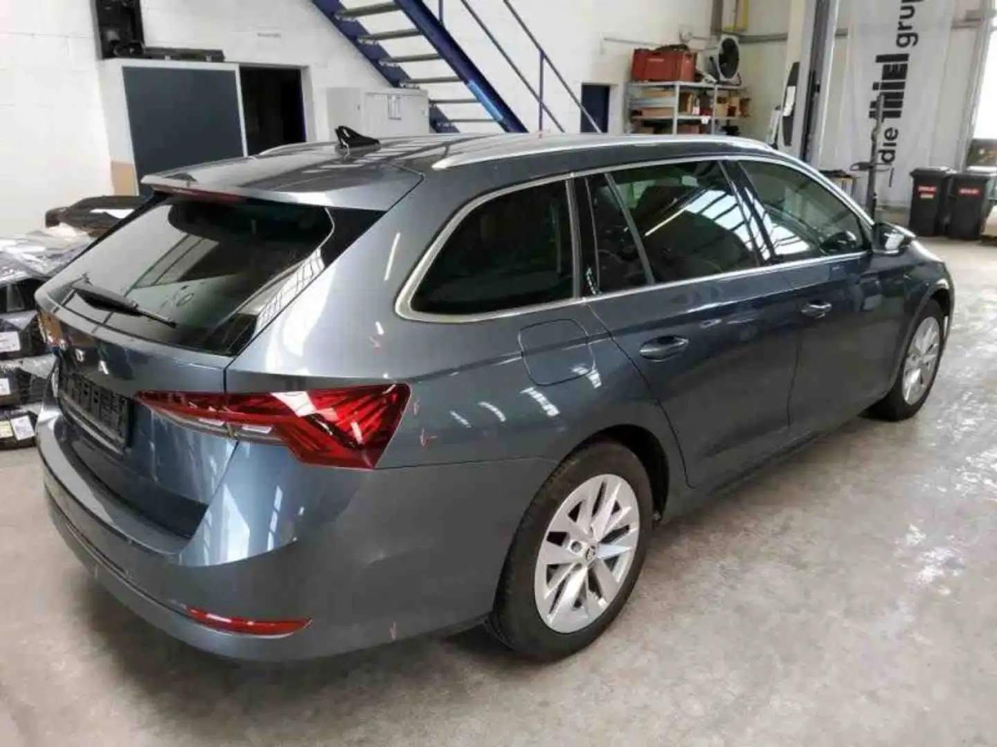 Skoda Octavia Combi 2.0 TDI First Edition DSG Navi ACC LED Head Grau - 2
