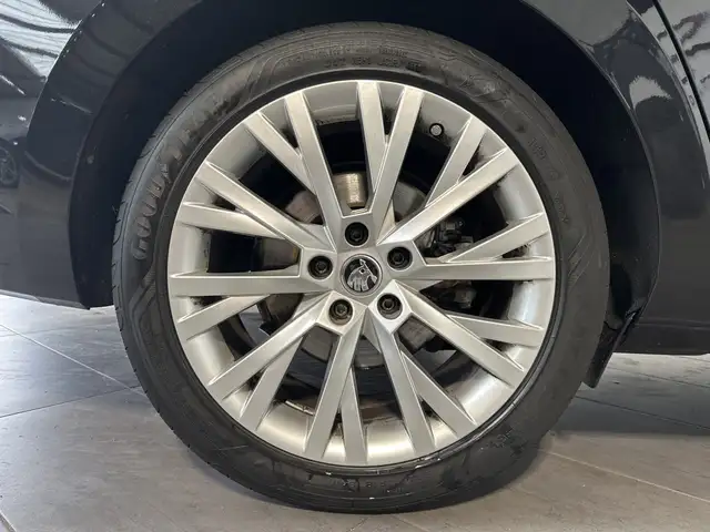 Skoda Superb view 3
