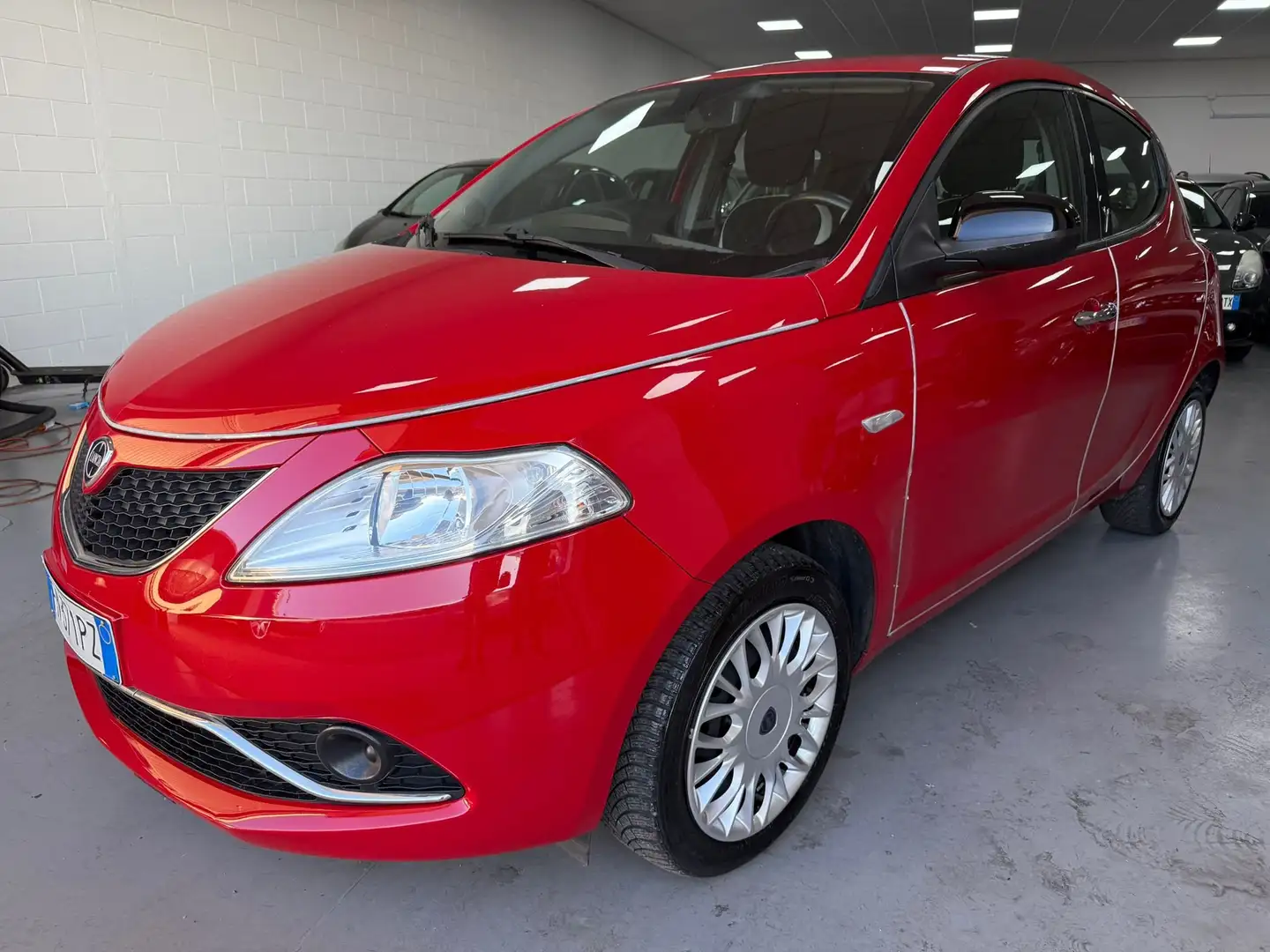 Lancia Ypsilon Ypsilon III 2015 1.2 Platinum 69cv my16 Червоний - 1