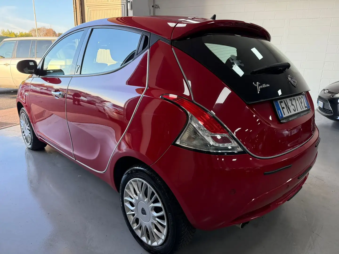 Lancia Ypsilon Ypsilon III 2015 1.2 Platinum 69cv my16 Червоний - 2