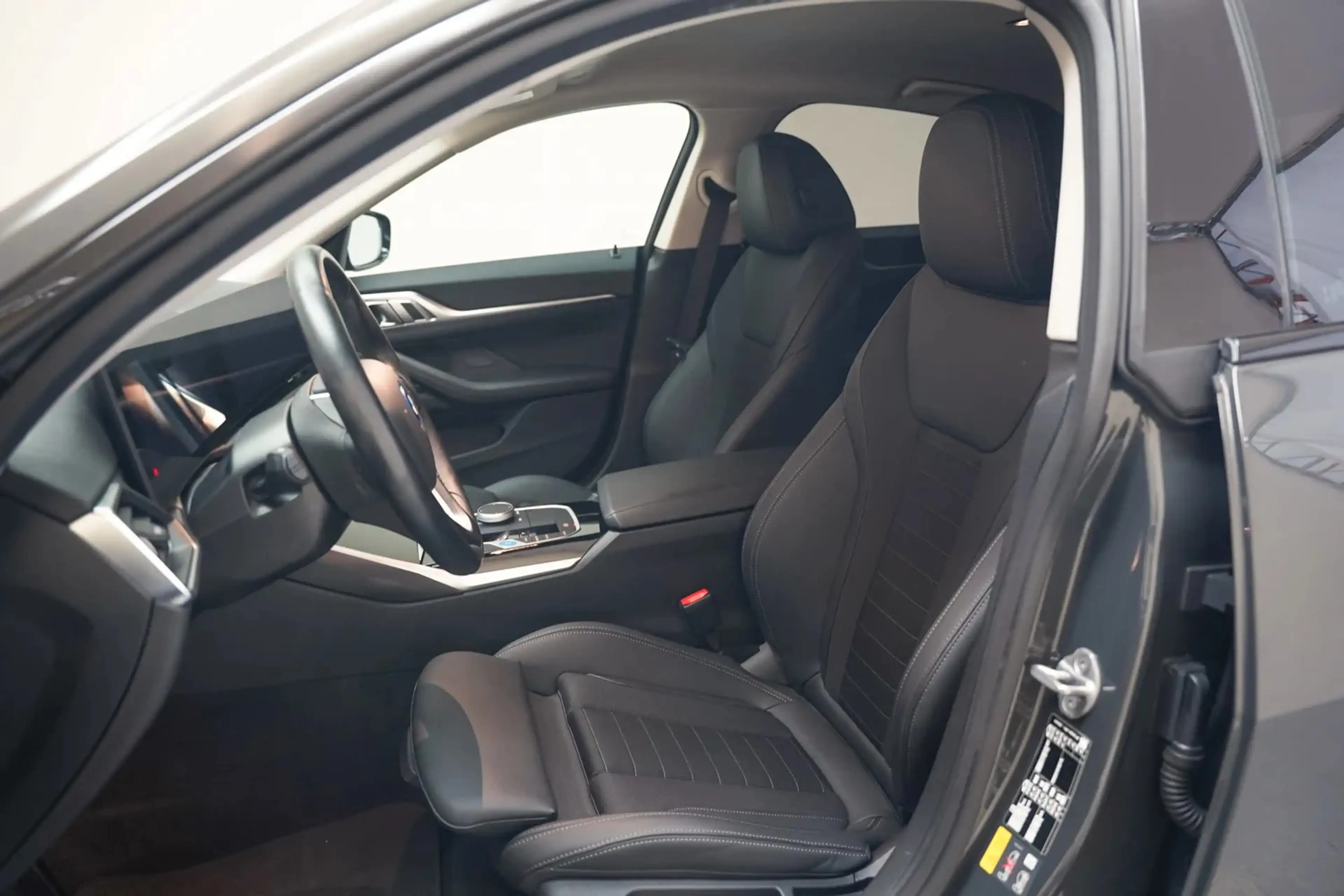 BMW i4 eDrive40 84 kWh SOH 93% [ Navi Clima Apple / Andro — photo 9