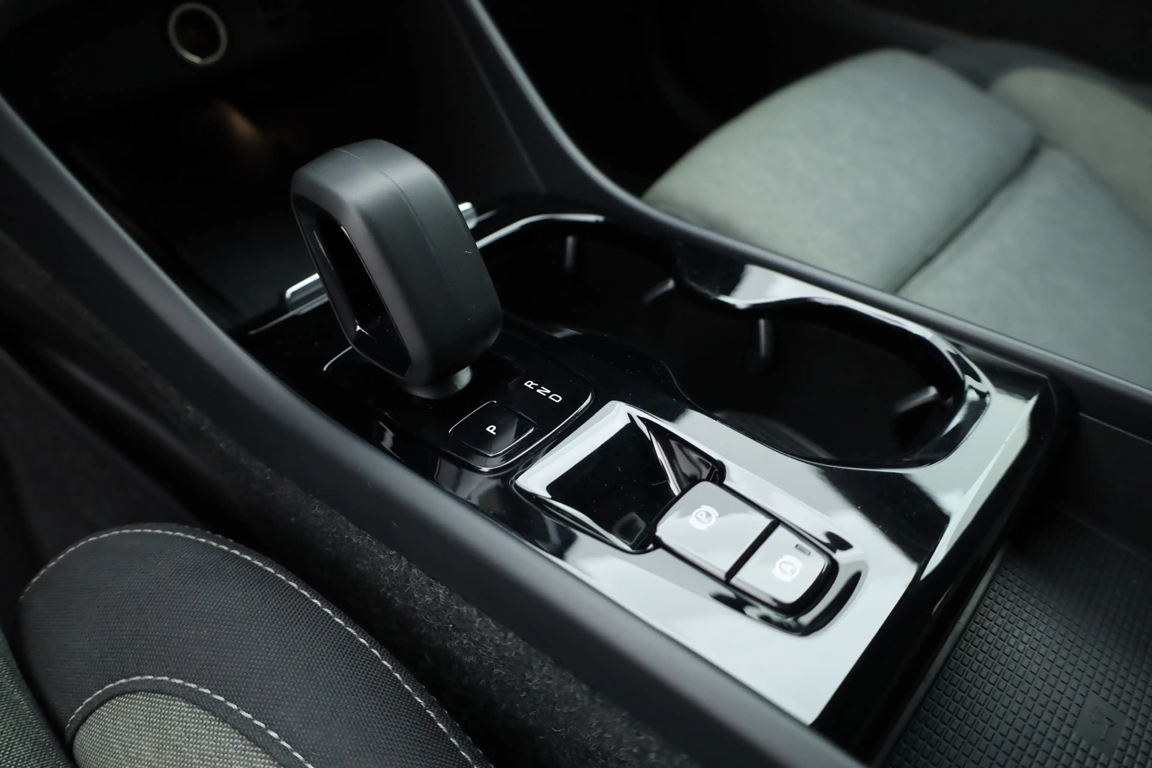 Volvo XC40 1.5 T5 Plug-in hybrid Plus Dark | Trekhaak | 360 c — photo 6