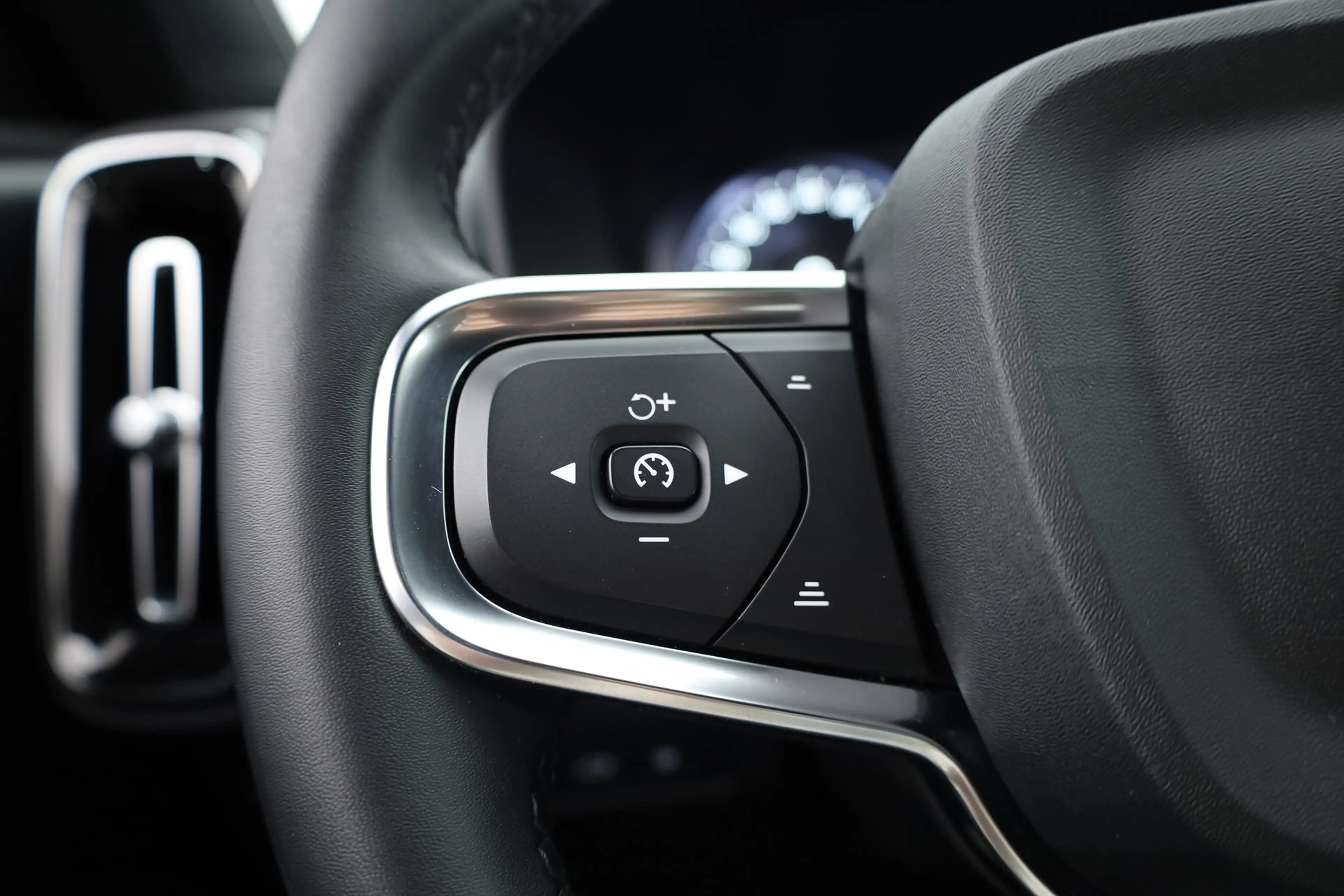 Volvo XC40 1.5 T5 Plug-in hybrid Plus Dark | Trekhaak | 360 c — photo 11