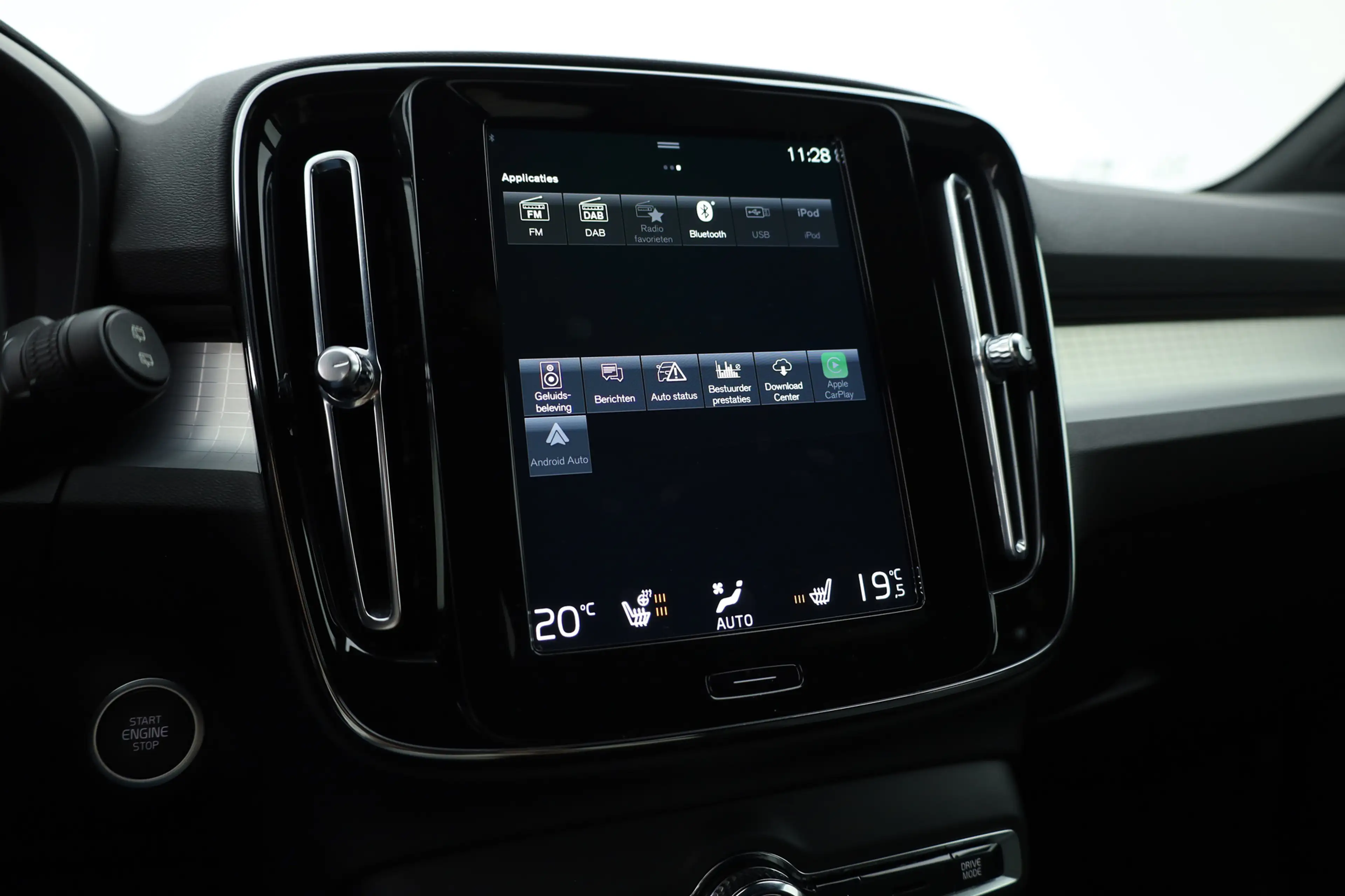 Volvo XC40 1.5 T5 Plug-in hybrid Plus Dark | Trekhaak | 360 c — photo 25