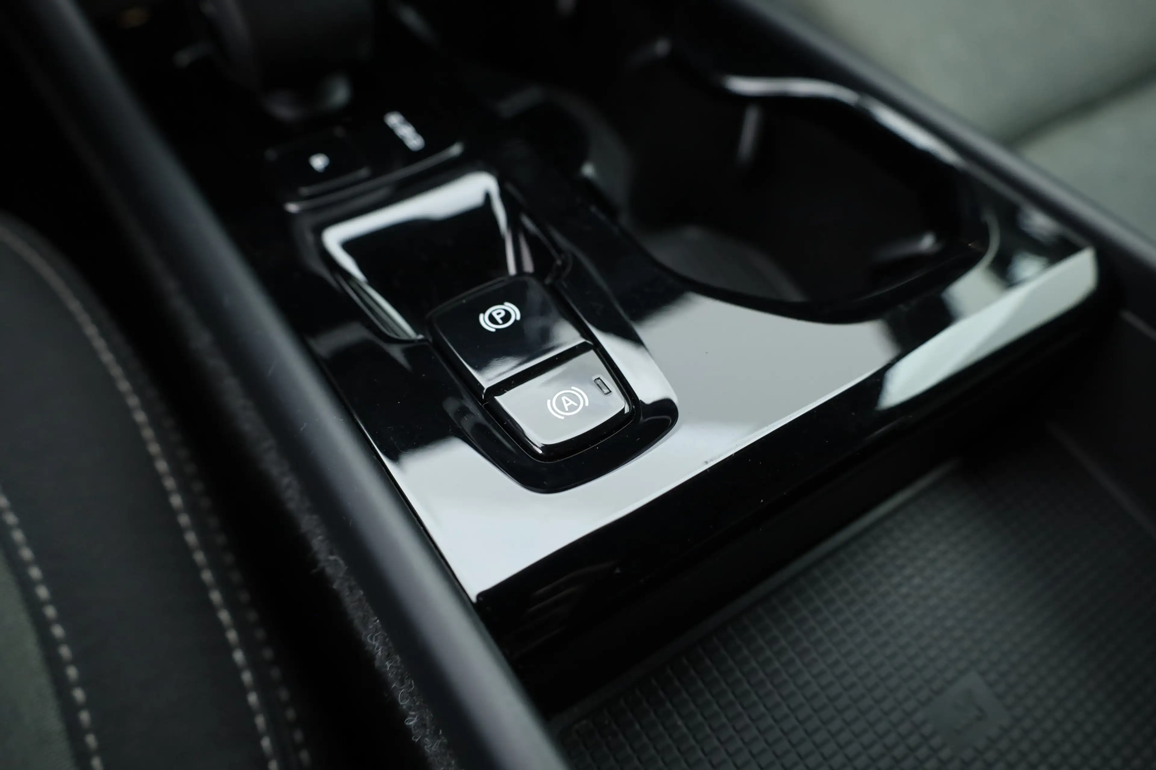 Volvo XC40 1.5 T5 Plug-in hybrid Plus Dark | Trekhaak | 360 c — photo 30