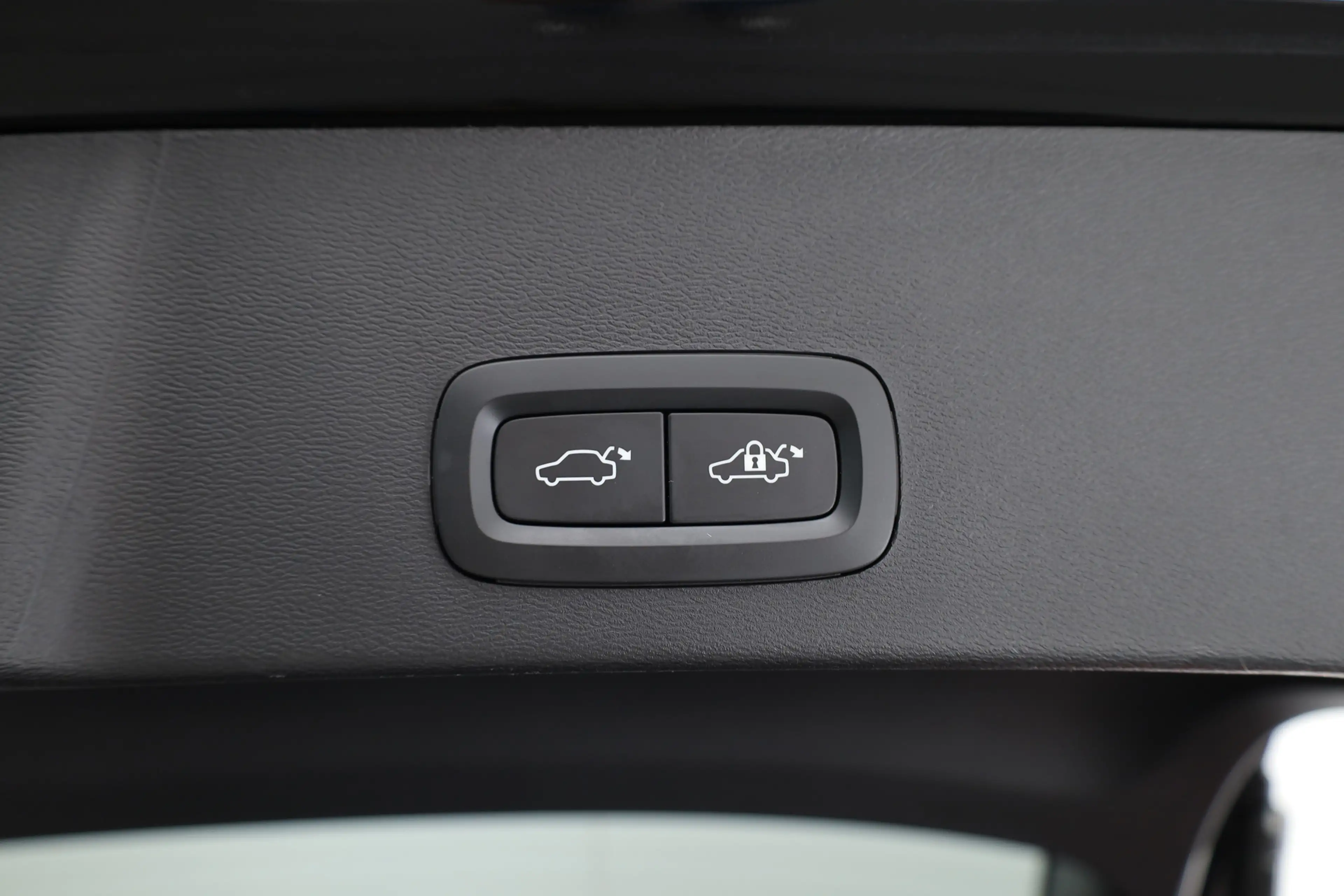 Volvo XC40 1.5 T5 Plug-in hybrid Plus Dark | Trekhaak | 360 c — photo 36