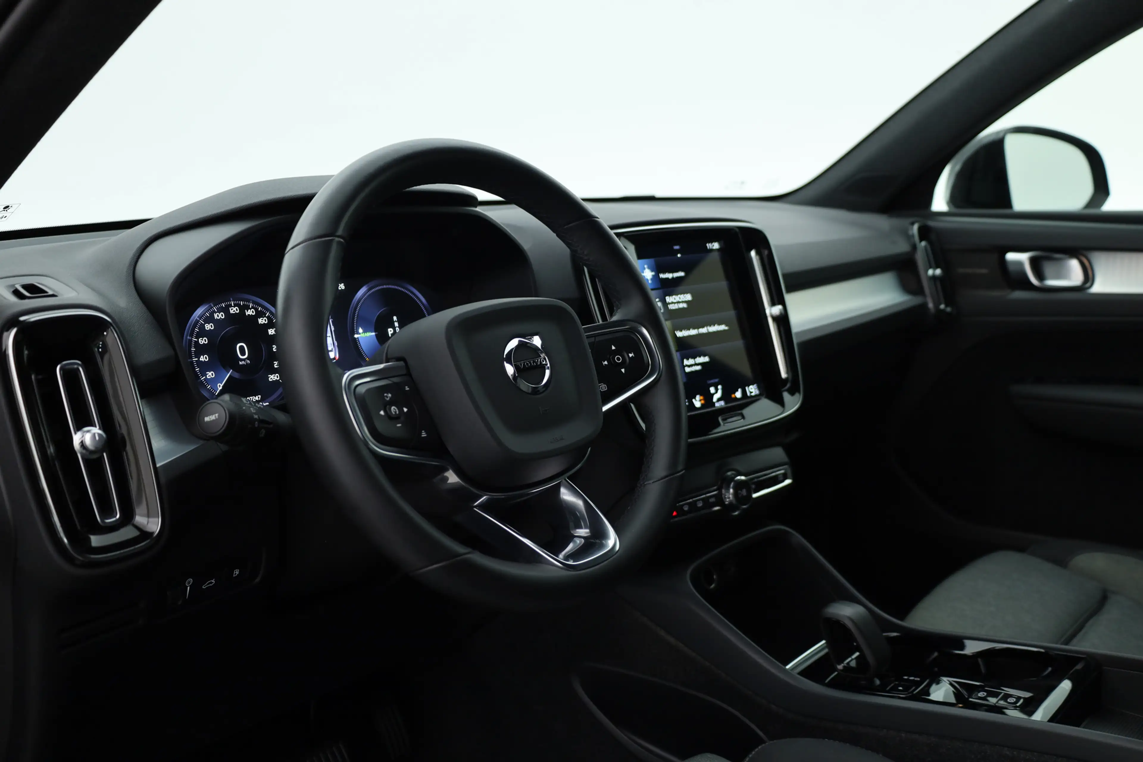Volvo XC40 1.5 T5 Plug-in hybrid Plus Dark | Trekhaak | 360 c — photo 5