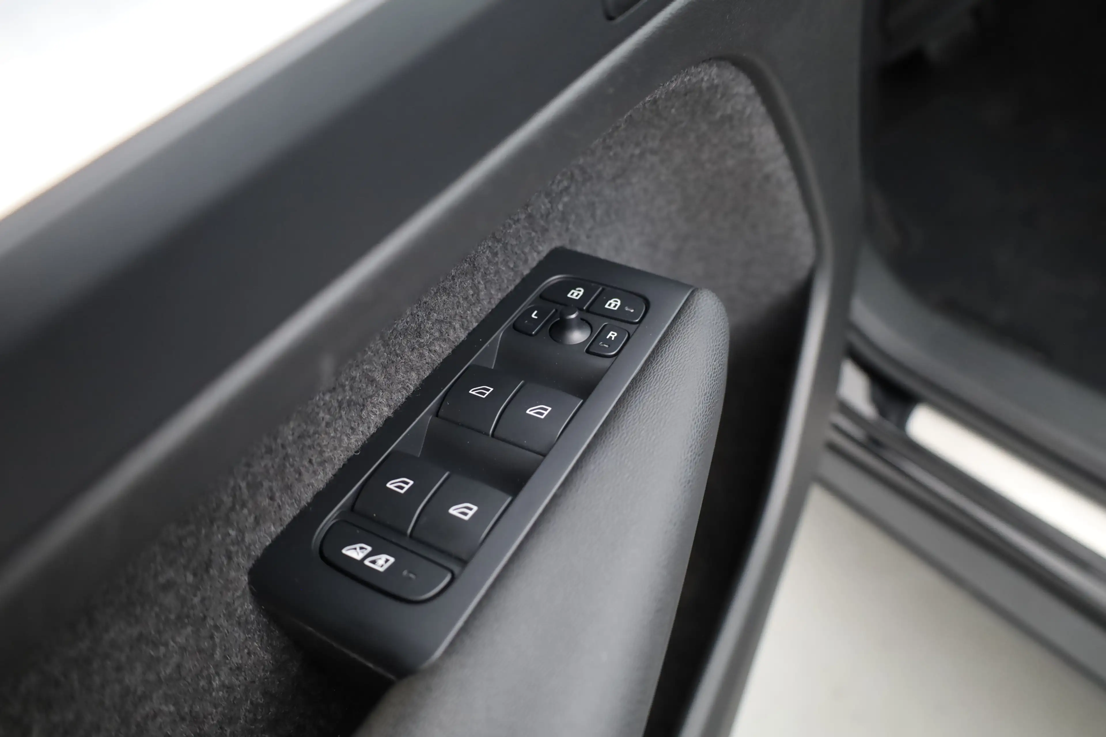 Volvo XC40 1.5 T5 Plug-in hybrid Plus Dark | Trekhaak | 360 c — photo 8