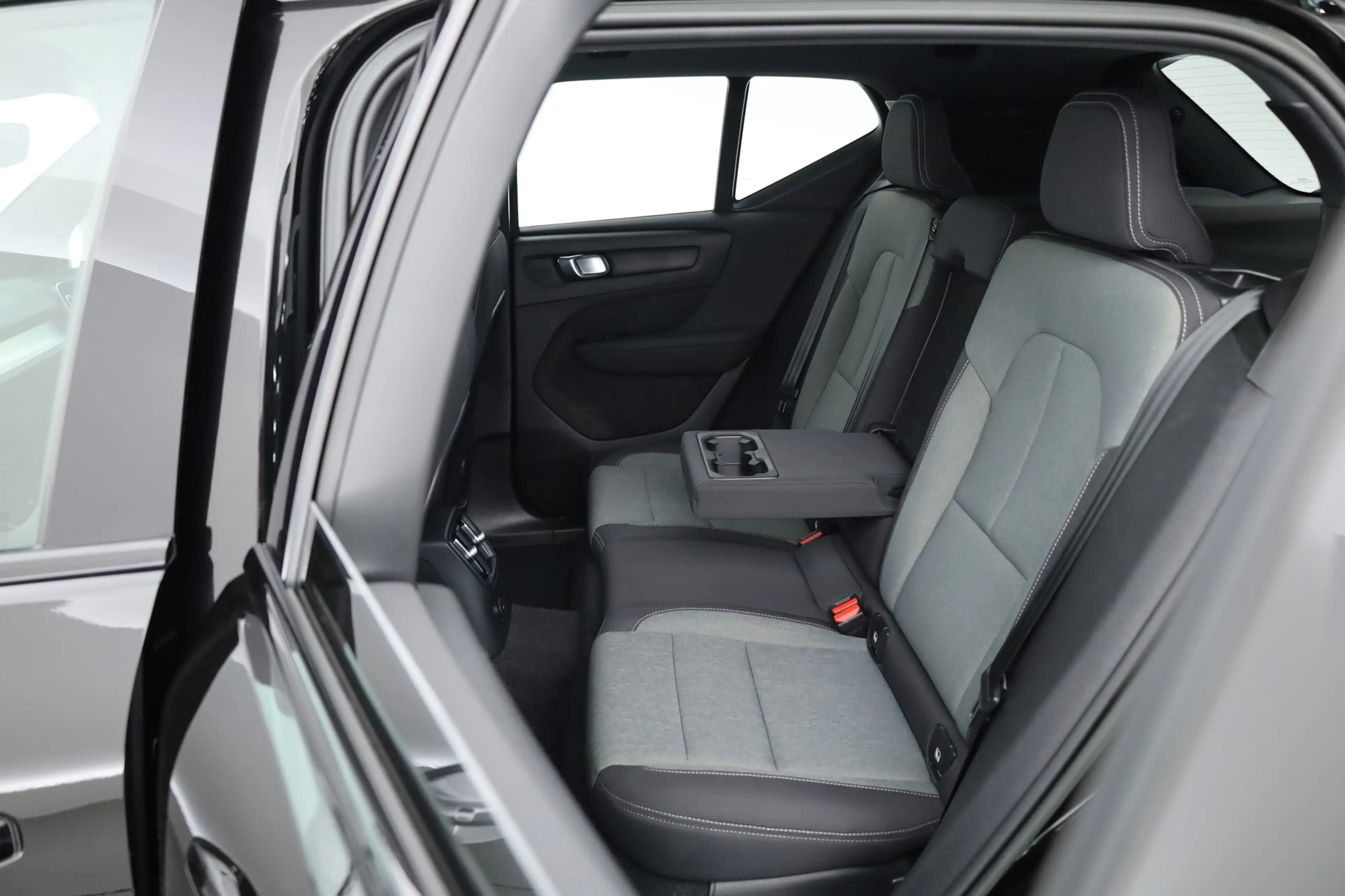 Volvo XC40 1.5 T5 Plug-in hybrid Plus Dark | Trekhaak | 360 c — photo 31