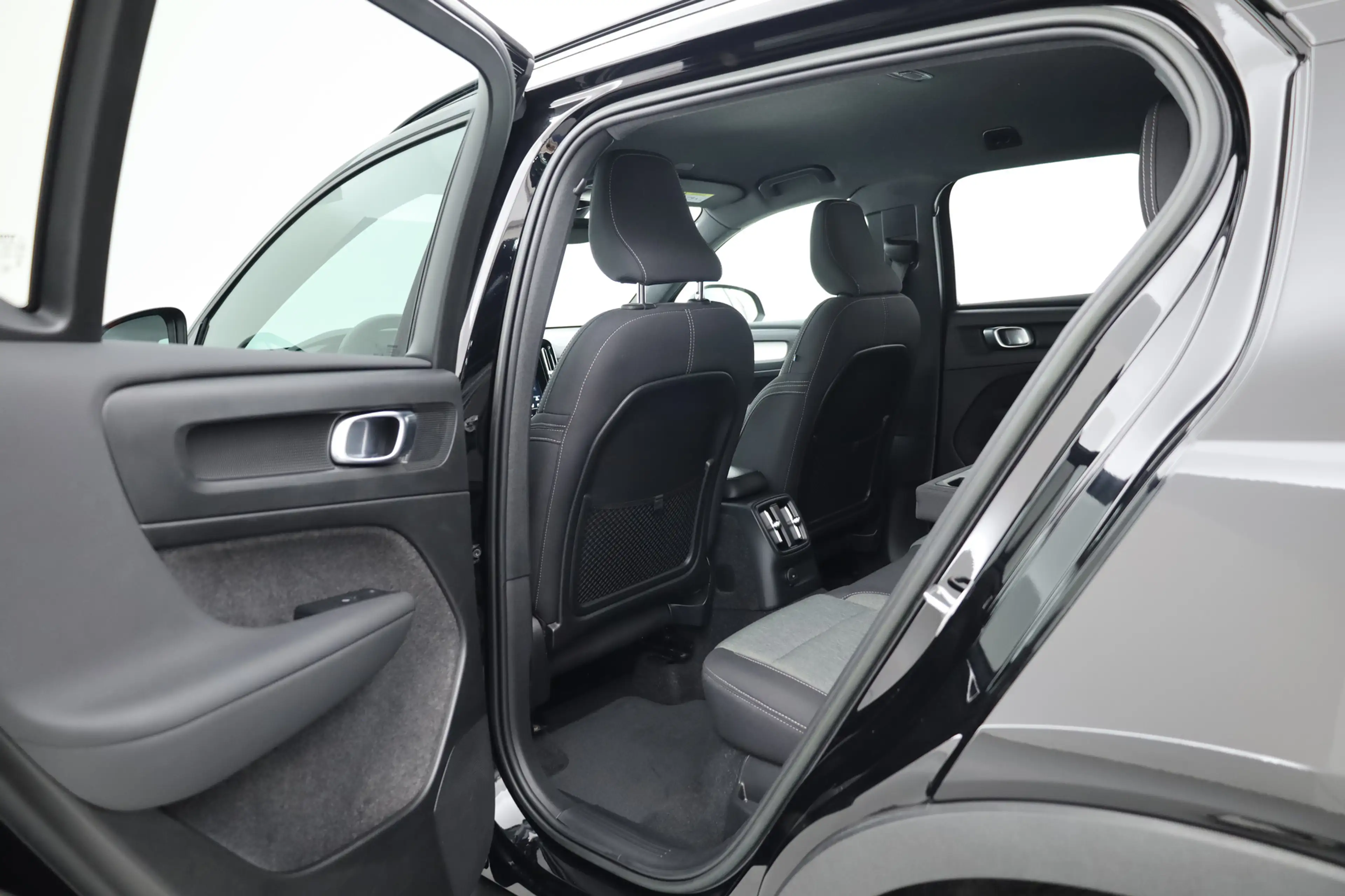 Volvo XC40 1.5 T5 Plug-in hybrid Plus Dark | Trekhaak | 360 c — photo 32