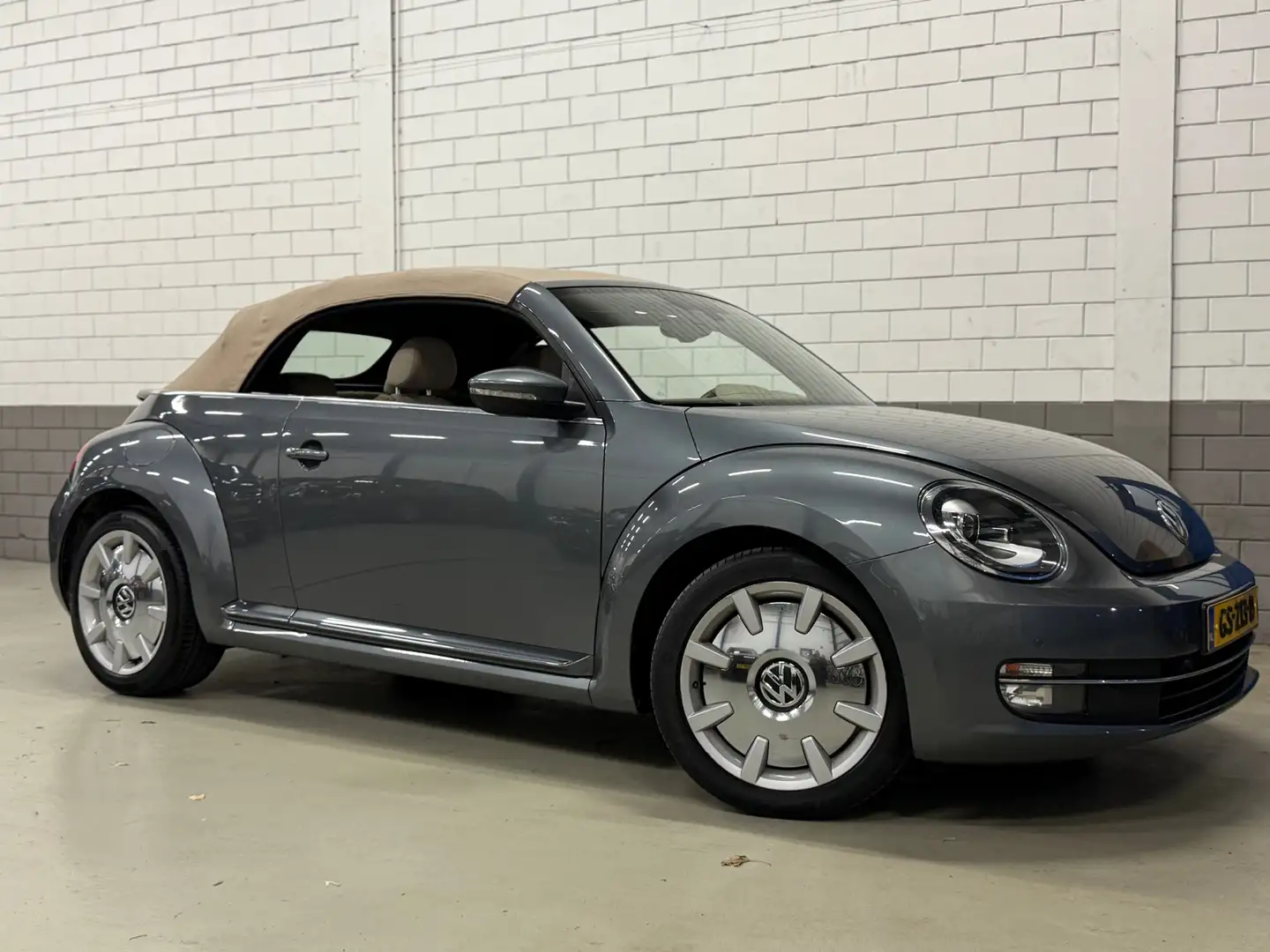 Volkswagen Beetle Cabriolet 1.2 TSI Design BlueMotion Automaat Grijs - 2