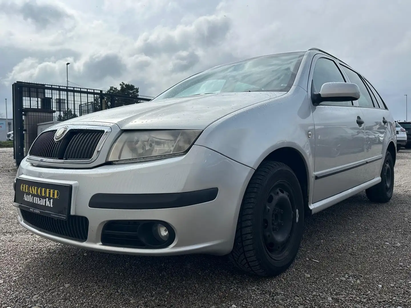 Skoda Fabia 1.4TDI **Pickerl bis 10/2026** Grau - 2