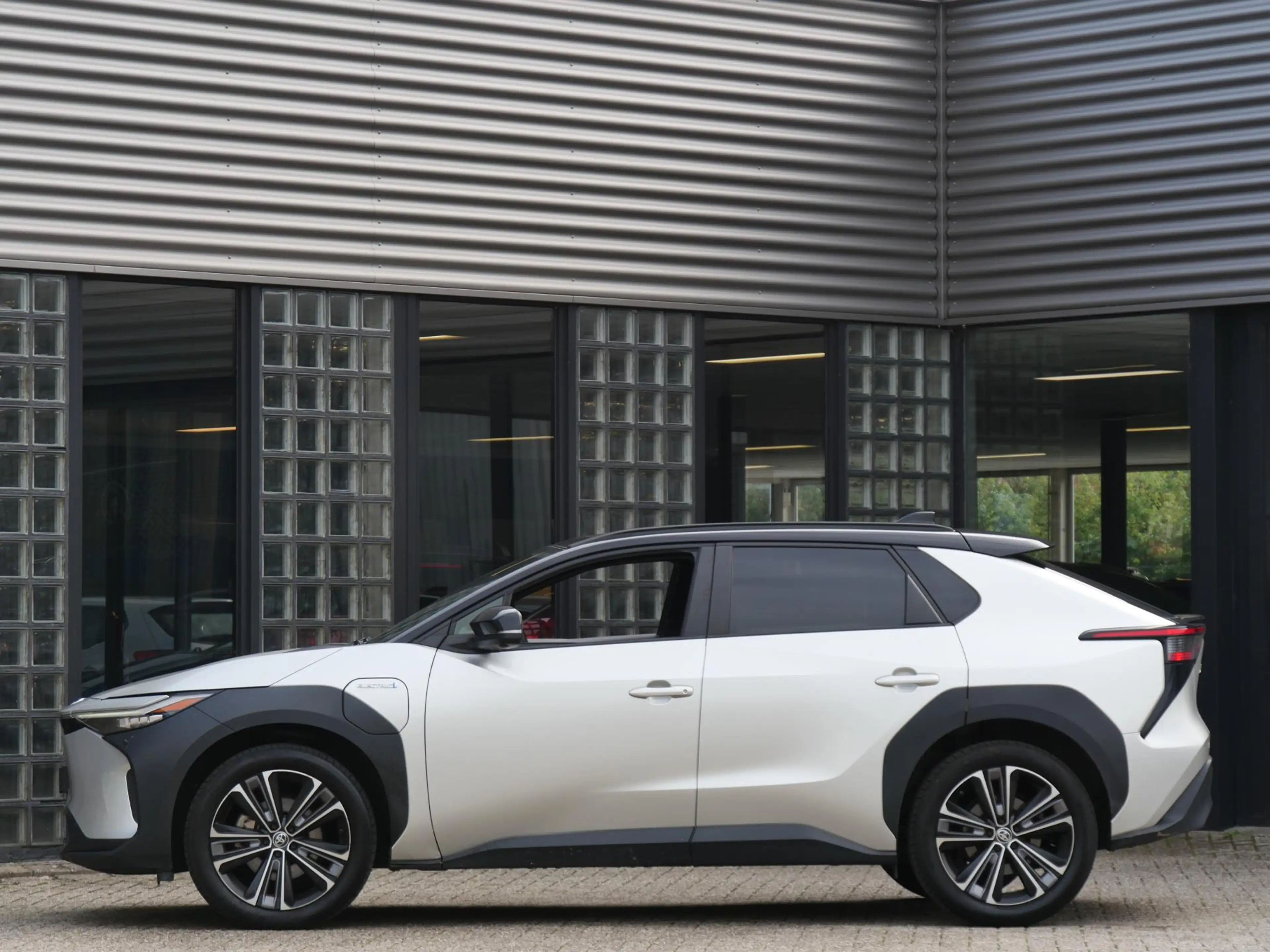 Toyota bZ4X 71kWh/ BI-TONE/ PANORAMADAK/ ELEKT. STOEL/ ELEKT. — photo 3