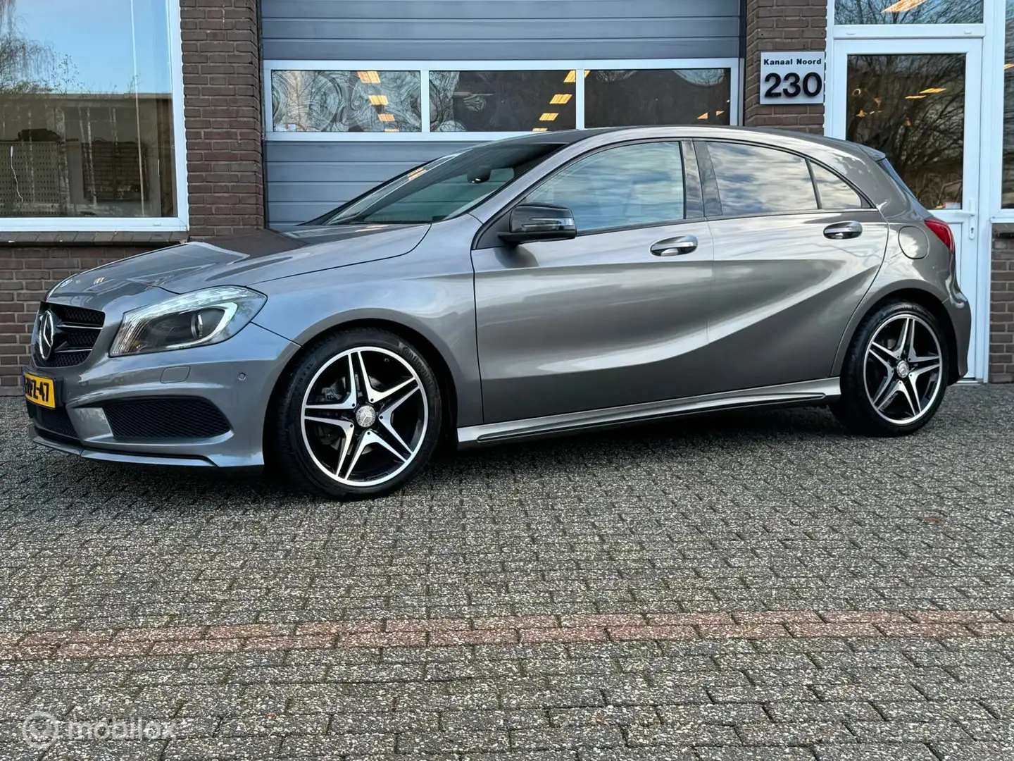 Mercedes-Benz A 180 AMG LINE AIRCO/NAVI/CRUISE/LED Grijs - 1