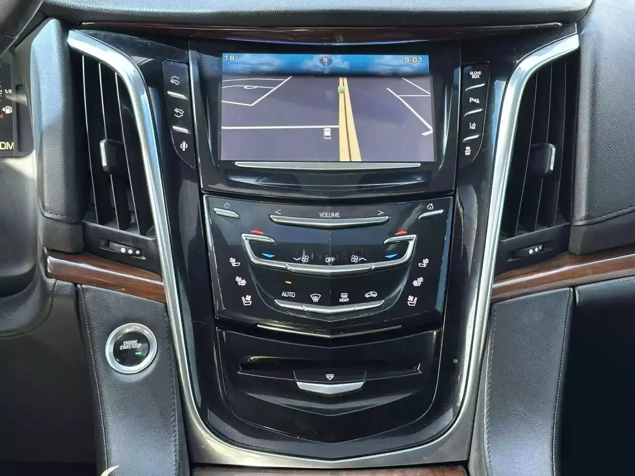 Cadillac Escalade снимка Cadillac Escalade