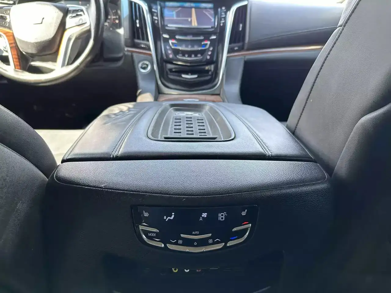 Cadillac Escalade снимка Cadillac Escalade