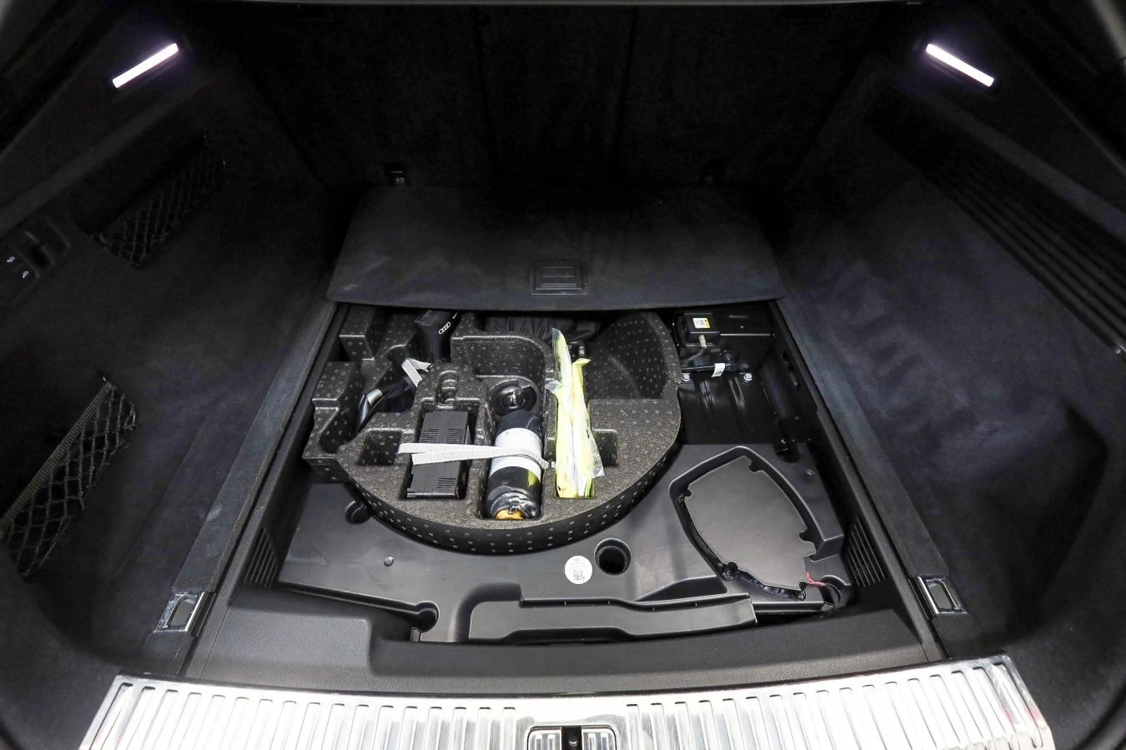 Audi SQ8 Pano, Massage, HUD, Assist, Matrix, Leder — photo 12