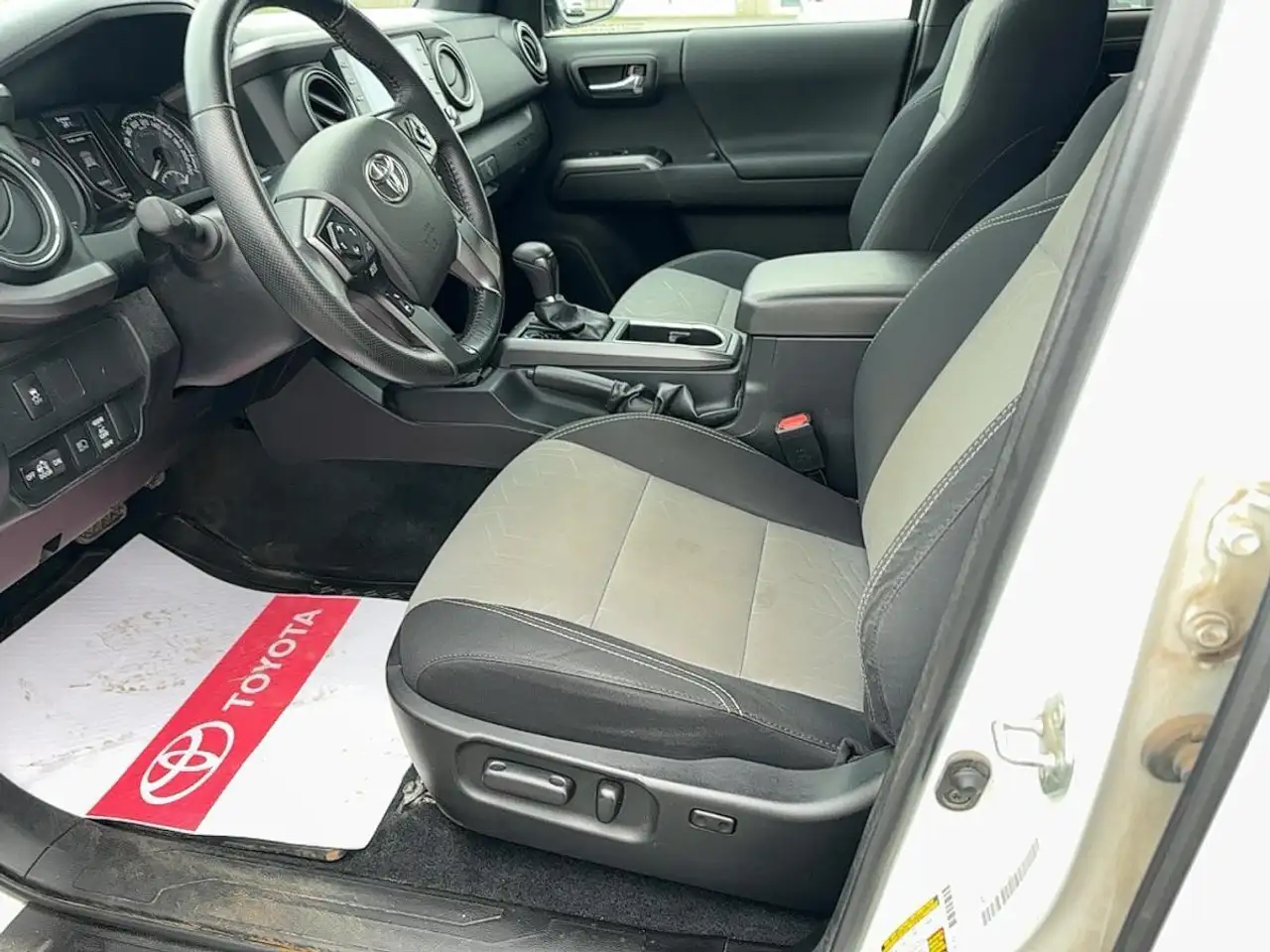 Toyota Tacoma снимка Toyota Tacoma
